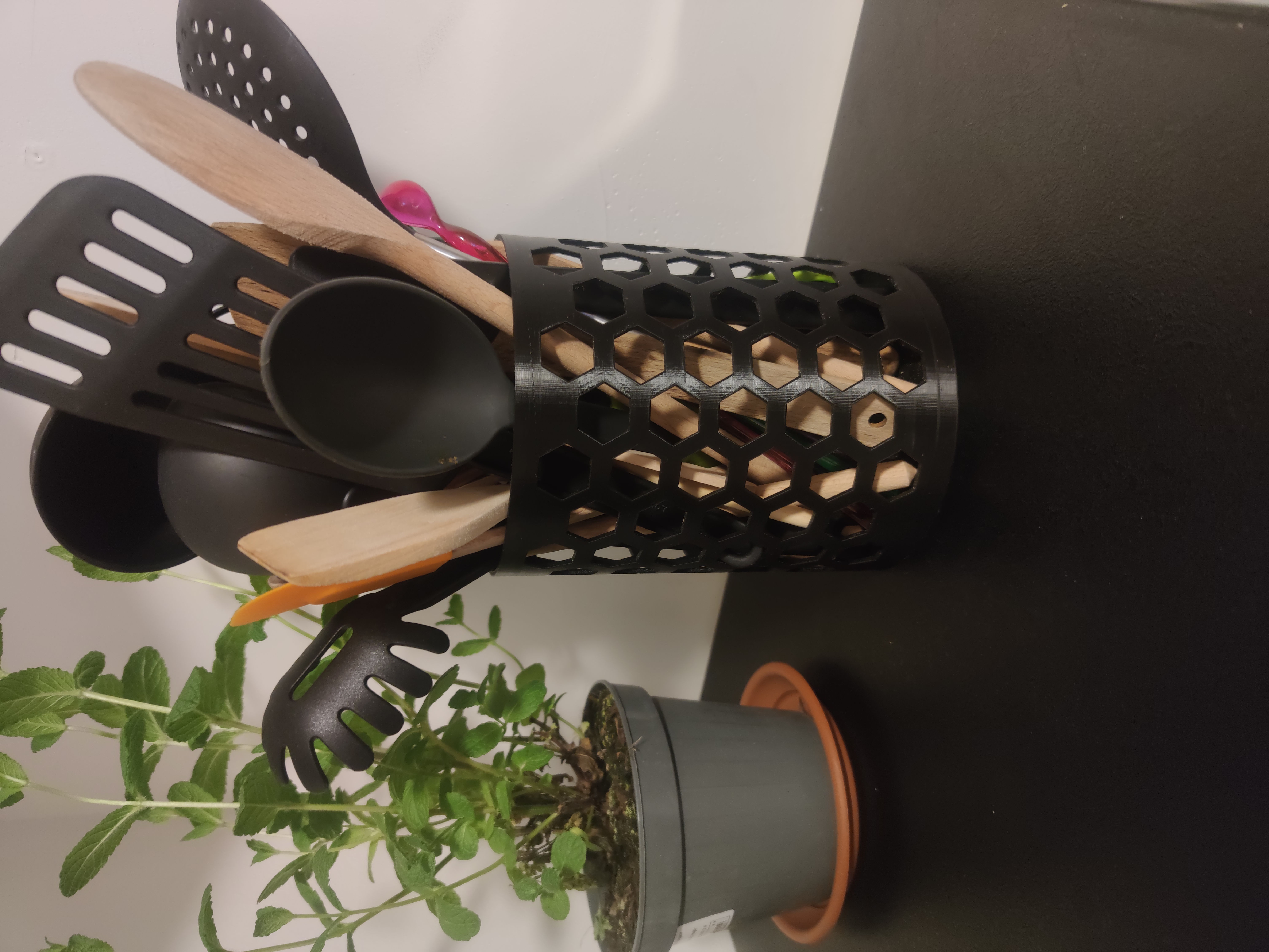KITCHEN UTENSILS HOLDER