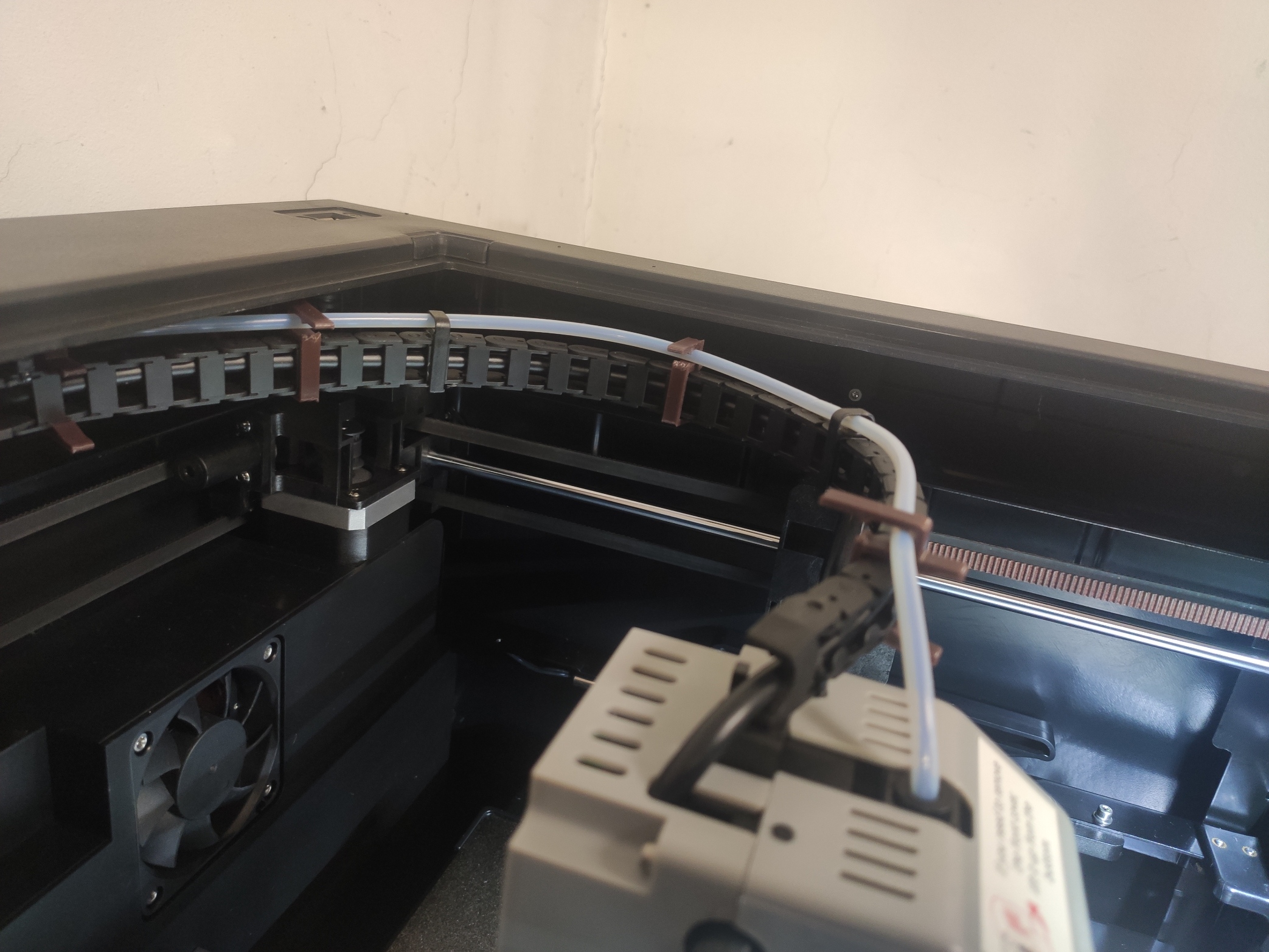 Qidi Q1 Pro tube bracket on chain - photo 2
