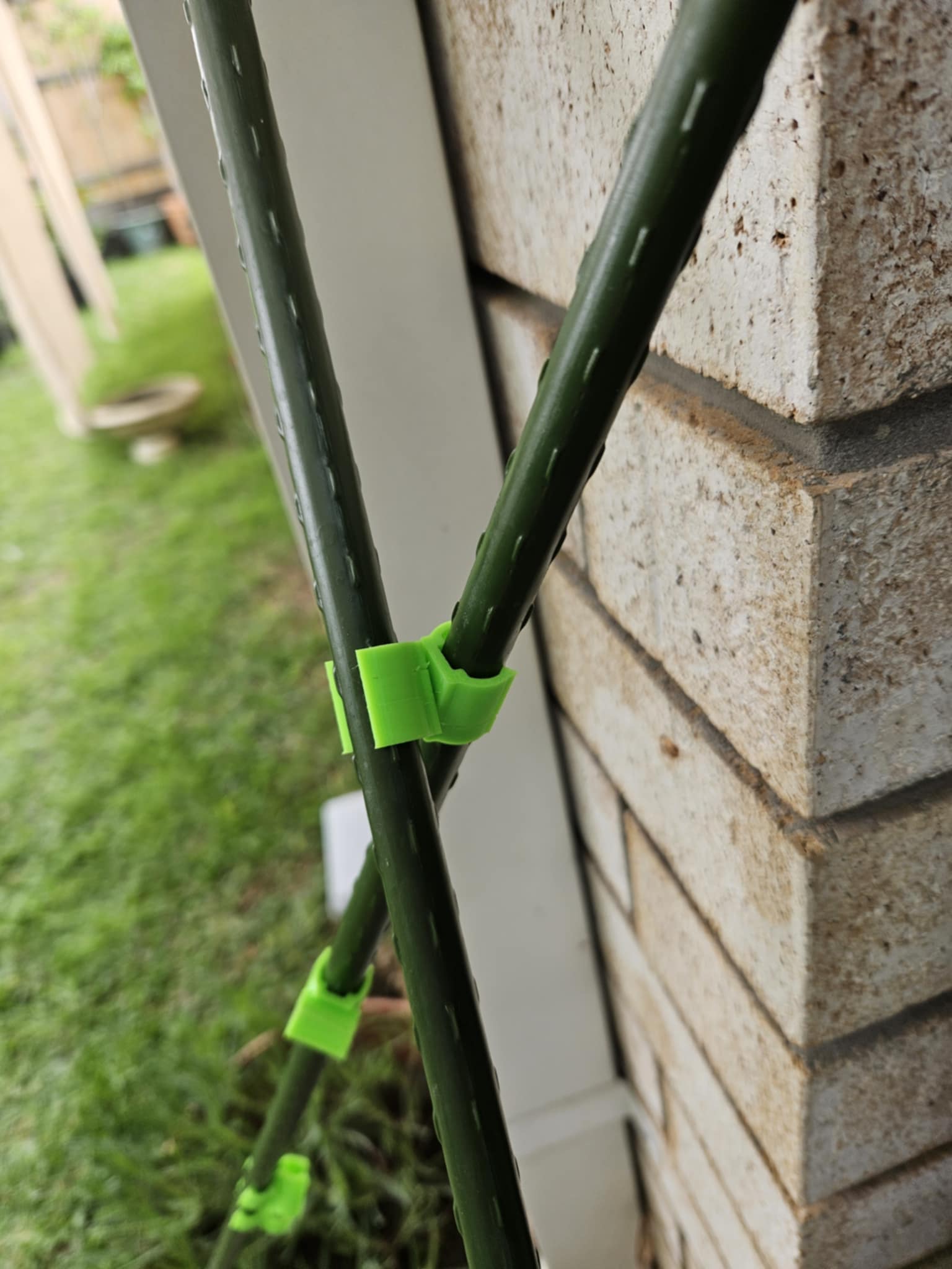 pre-connected adjustable angle trellis framing clip