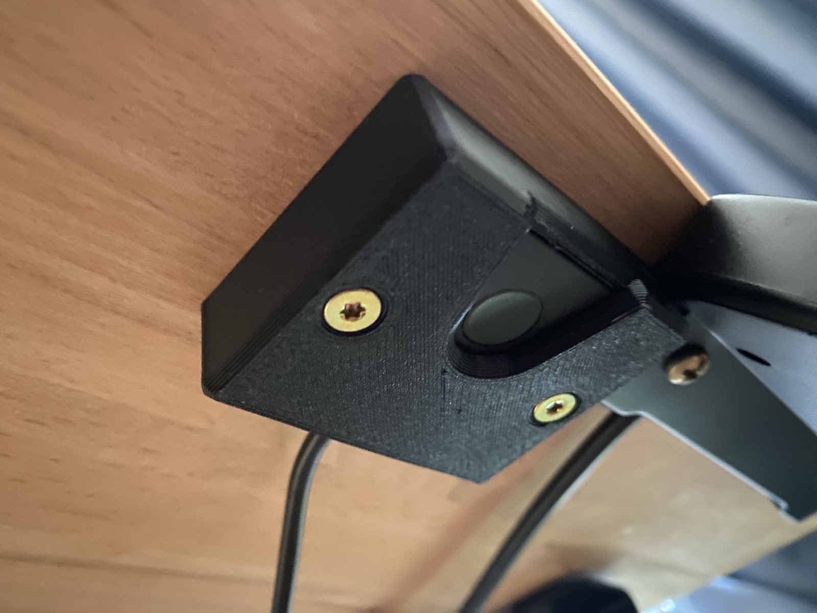 UGREEN 8K KVM switch and remote mount - photo 3