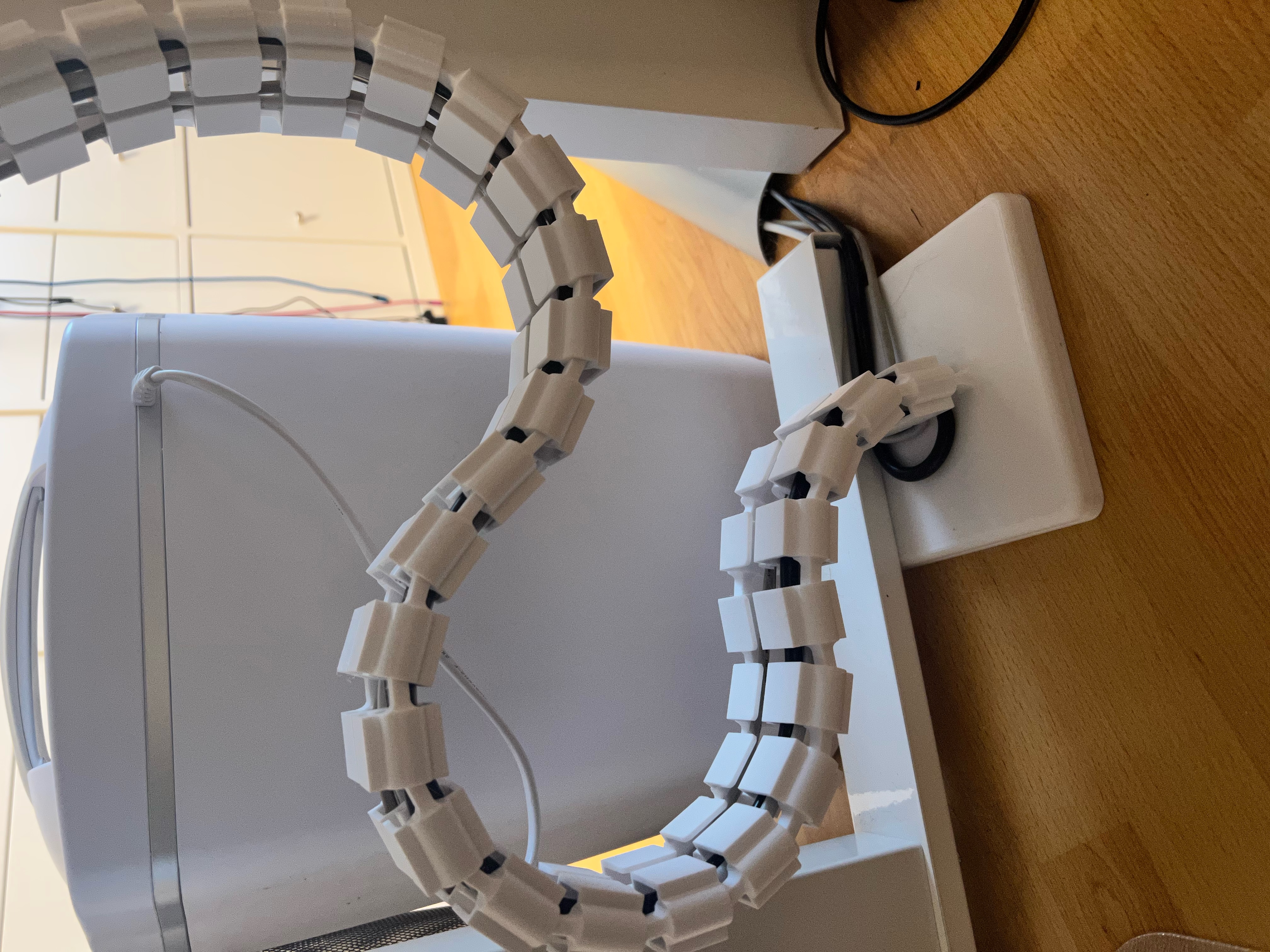 Cable duct / cable management for desks