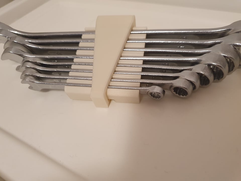 Wrench organizer (print in place hinge)