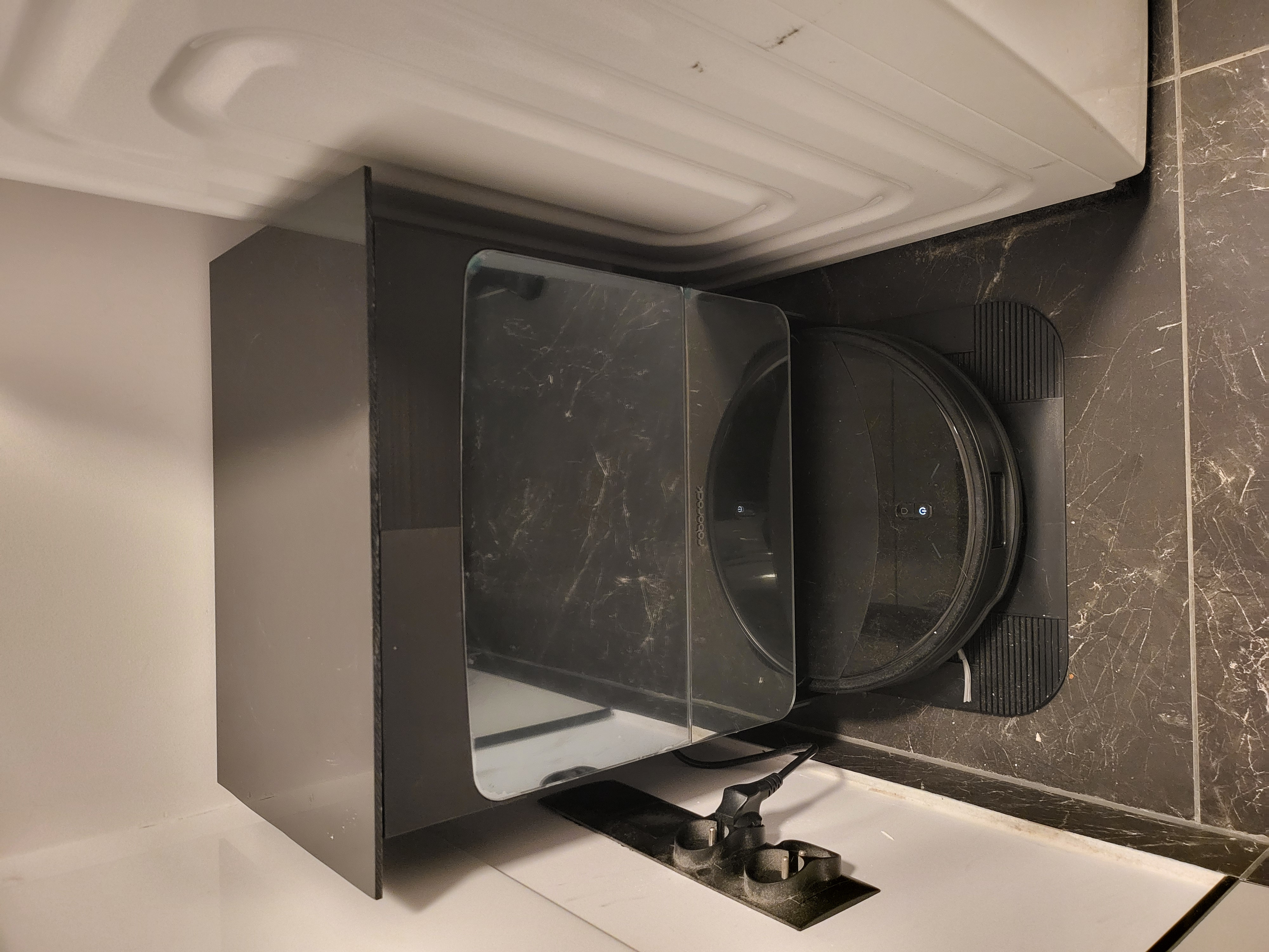 Roborock Saros 10R plumbing cover & shelf - photo 3