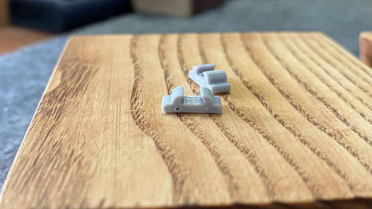 Clip for flat cable