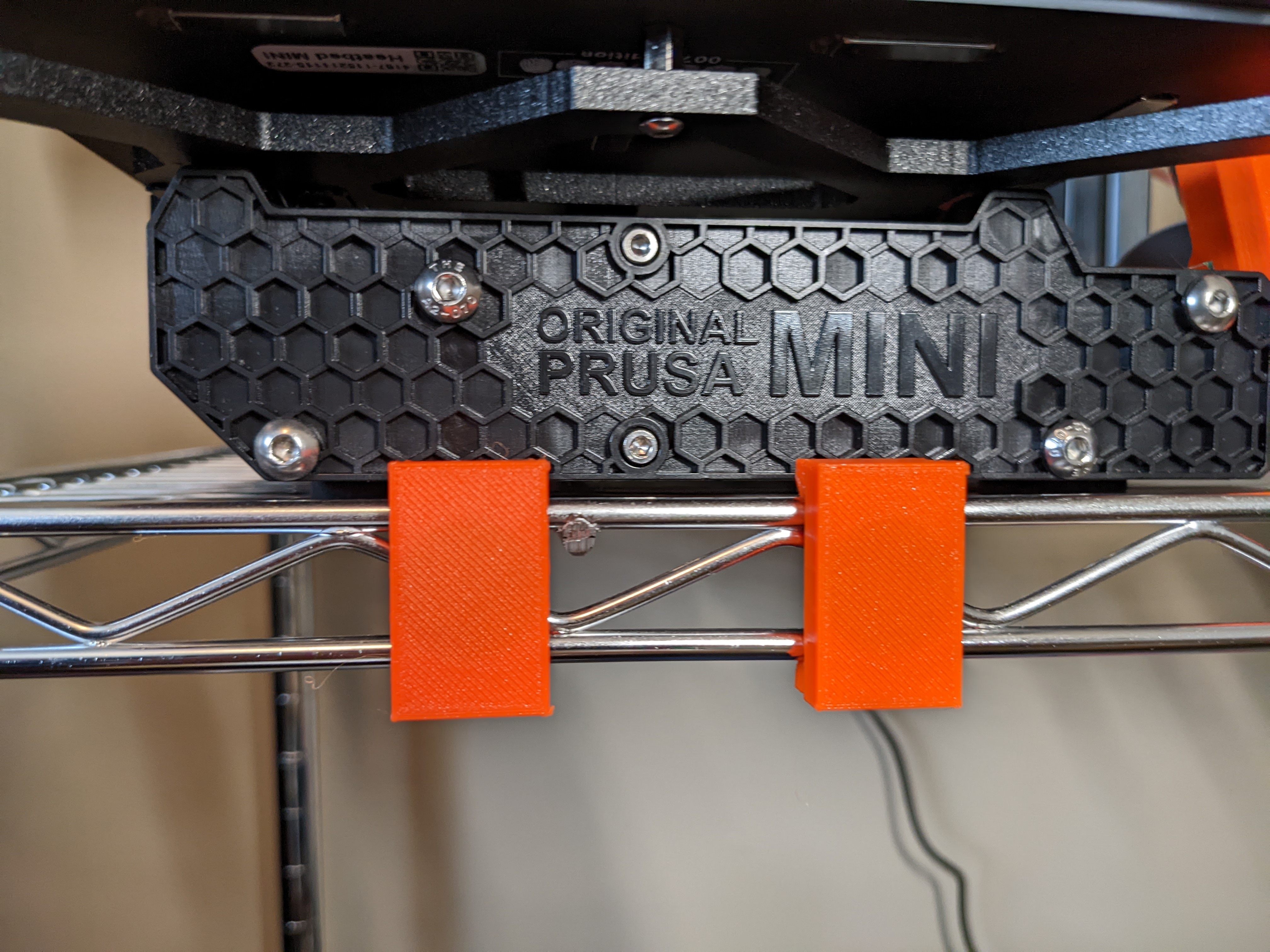 Magnetic wire shelf clip