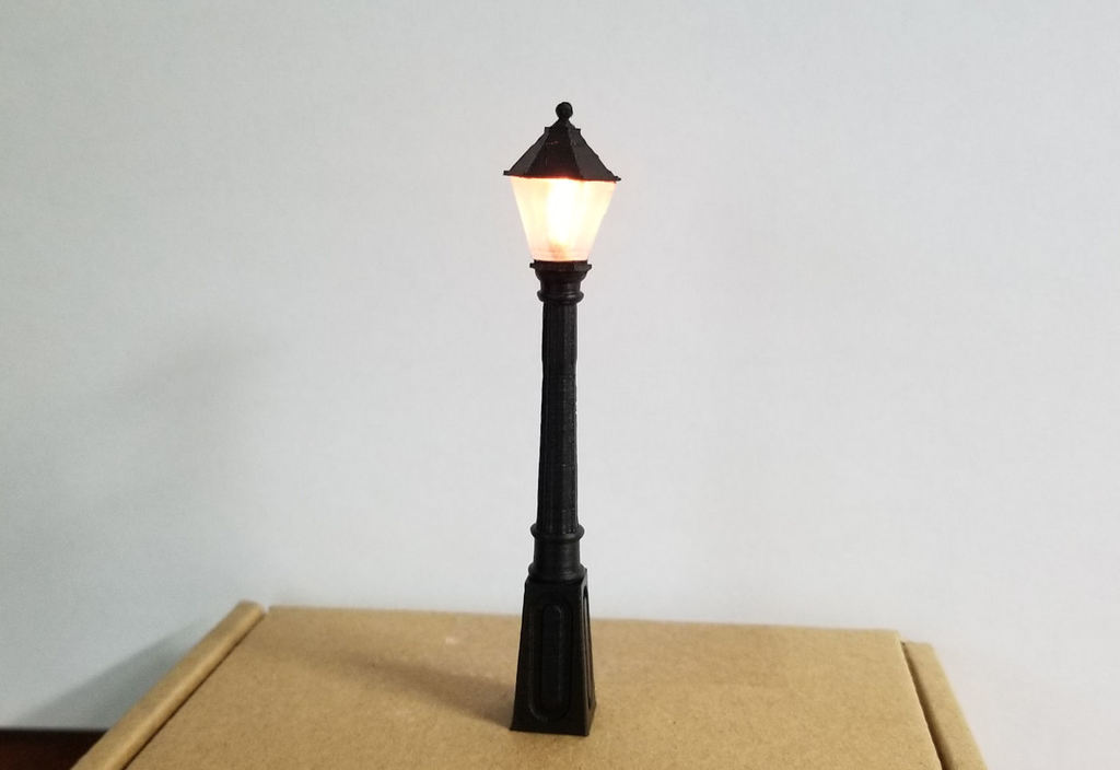 Train / Dept. 56  Model Street Lamp
