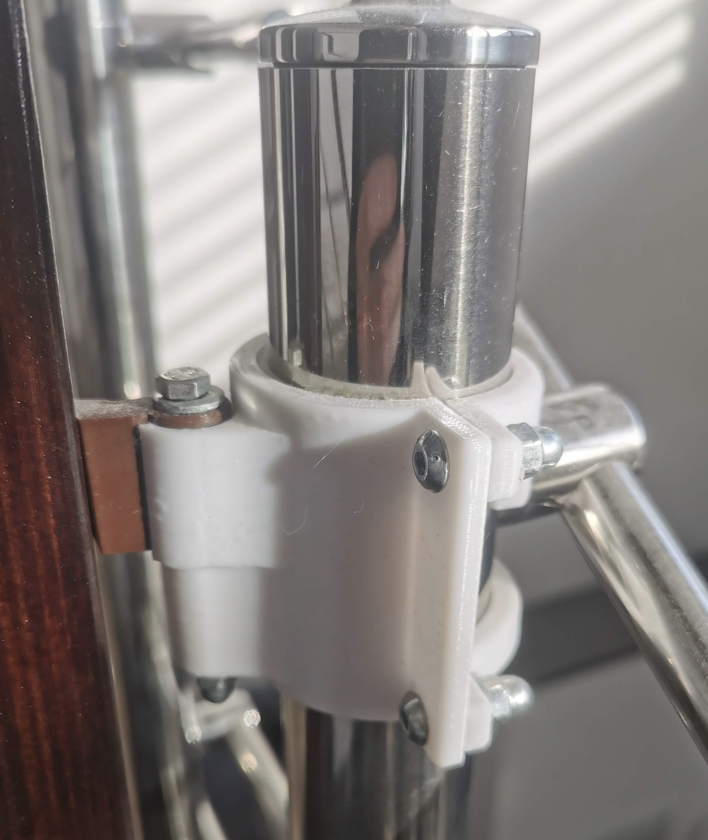 Pole mounted children door hinge - photo 2