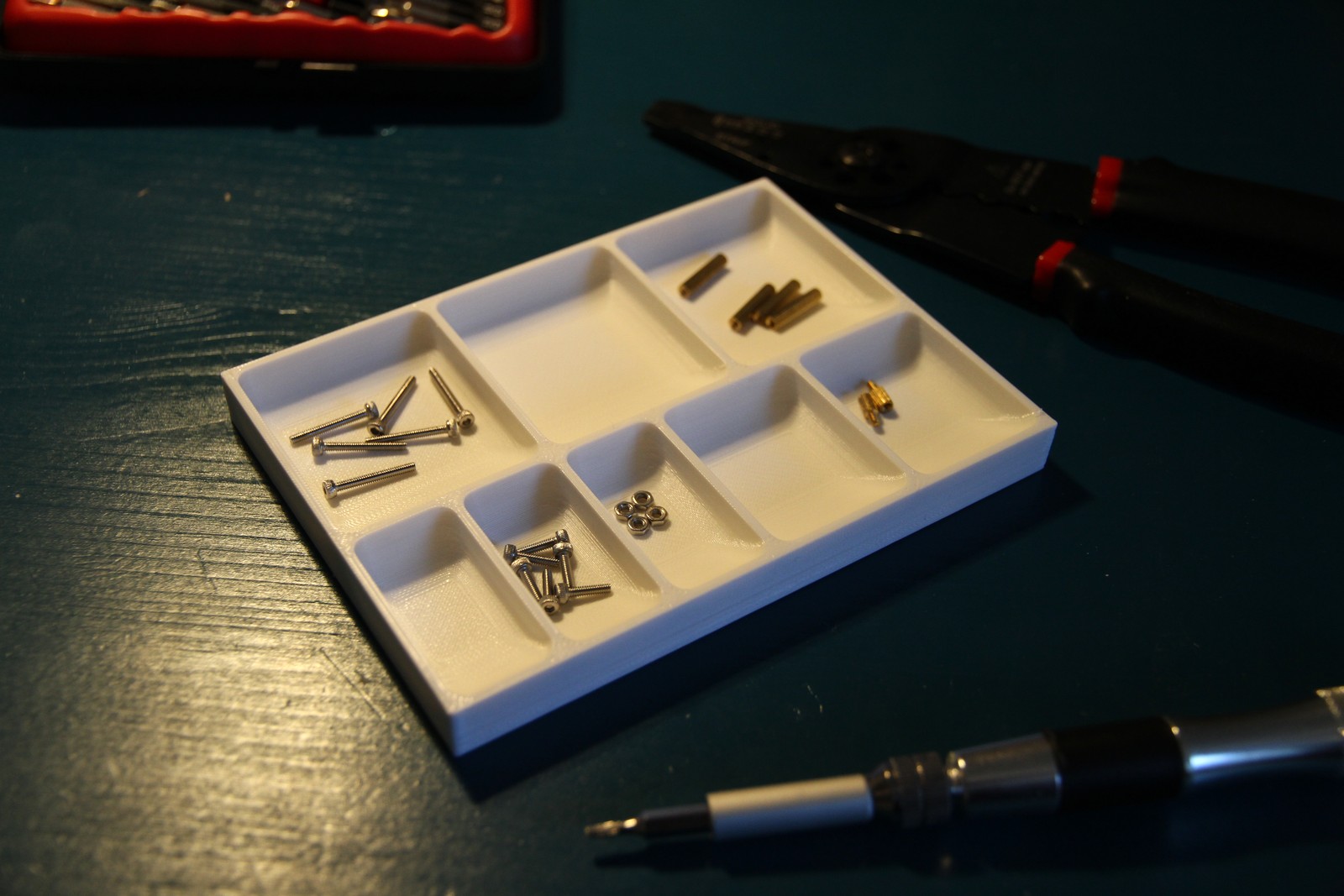 Small screw tray with easy access