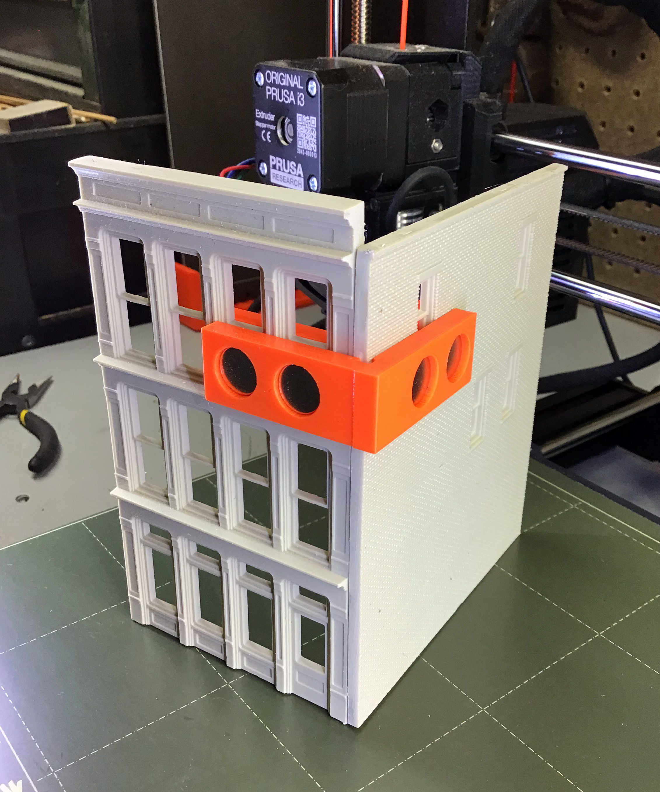 Magnetic Corner Clamp for Model Construction