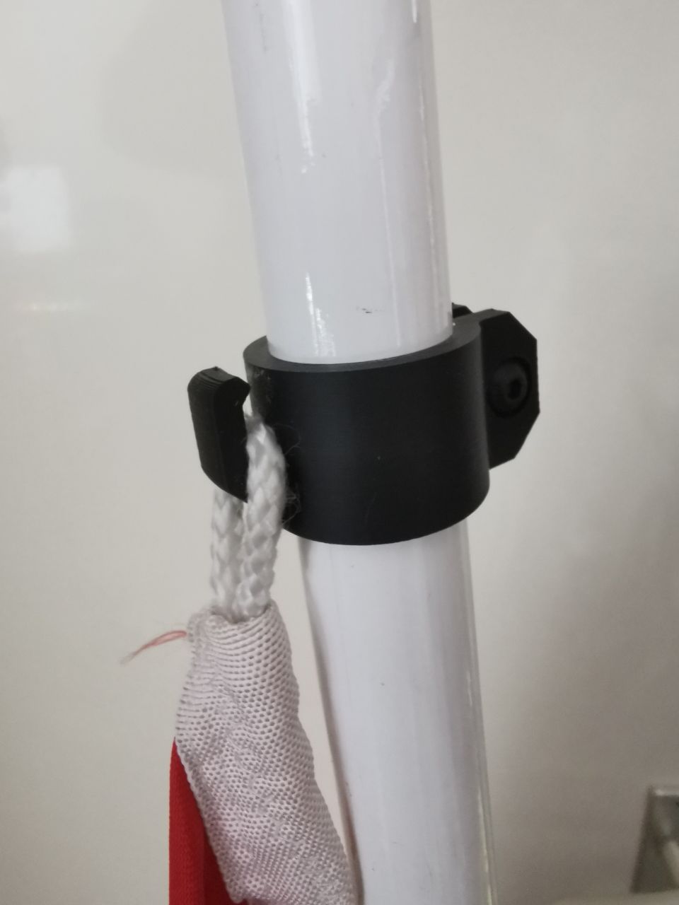 Flagpole clip to hang half-mast/half-staff