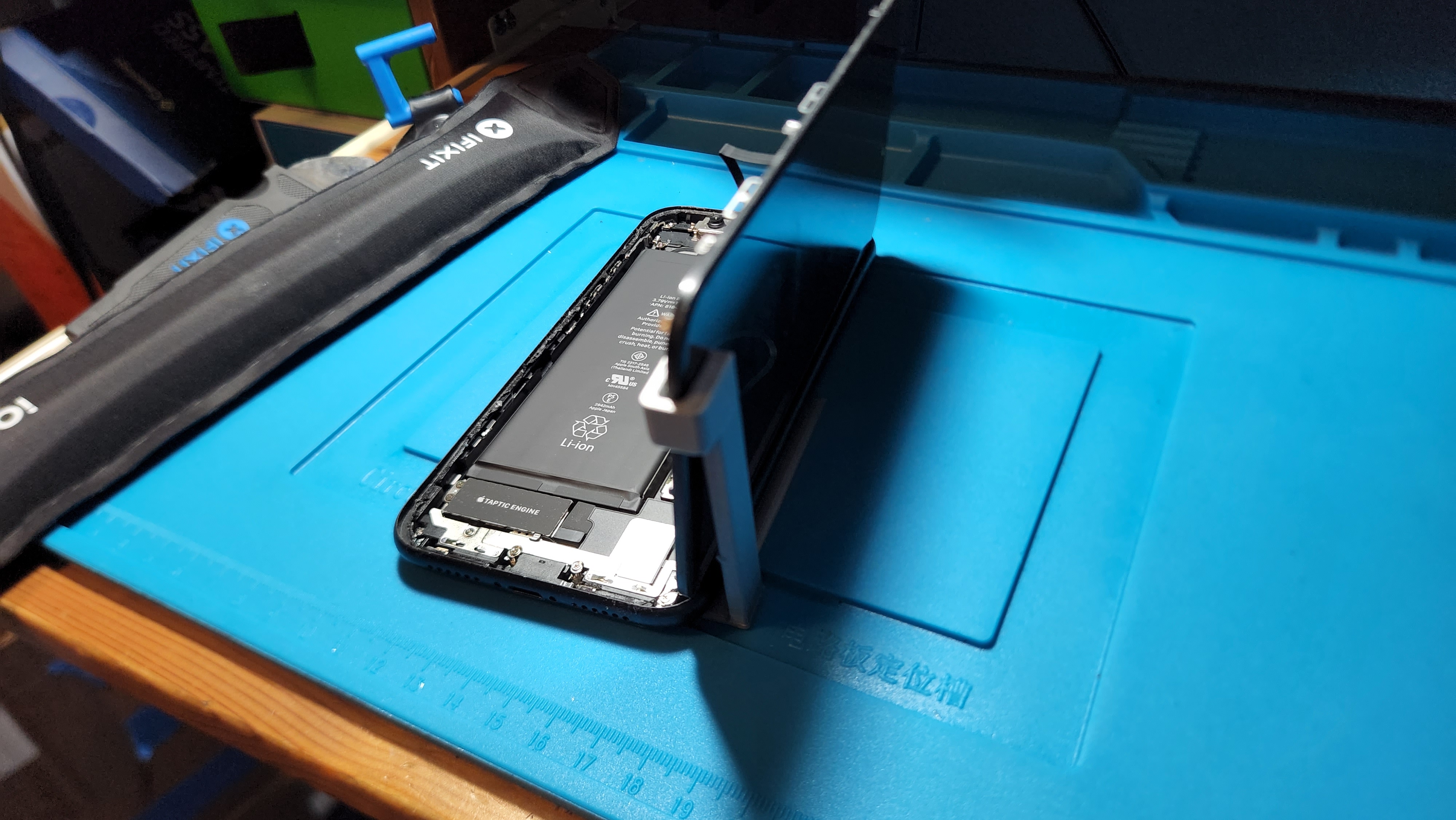 phone screen stand for phone repair - photo 2