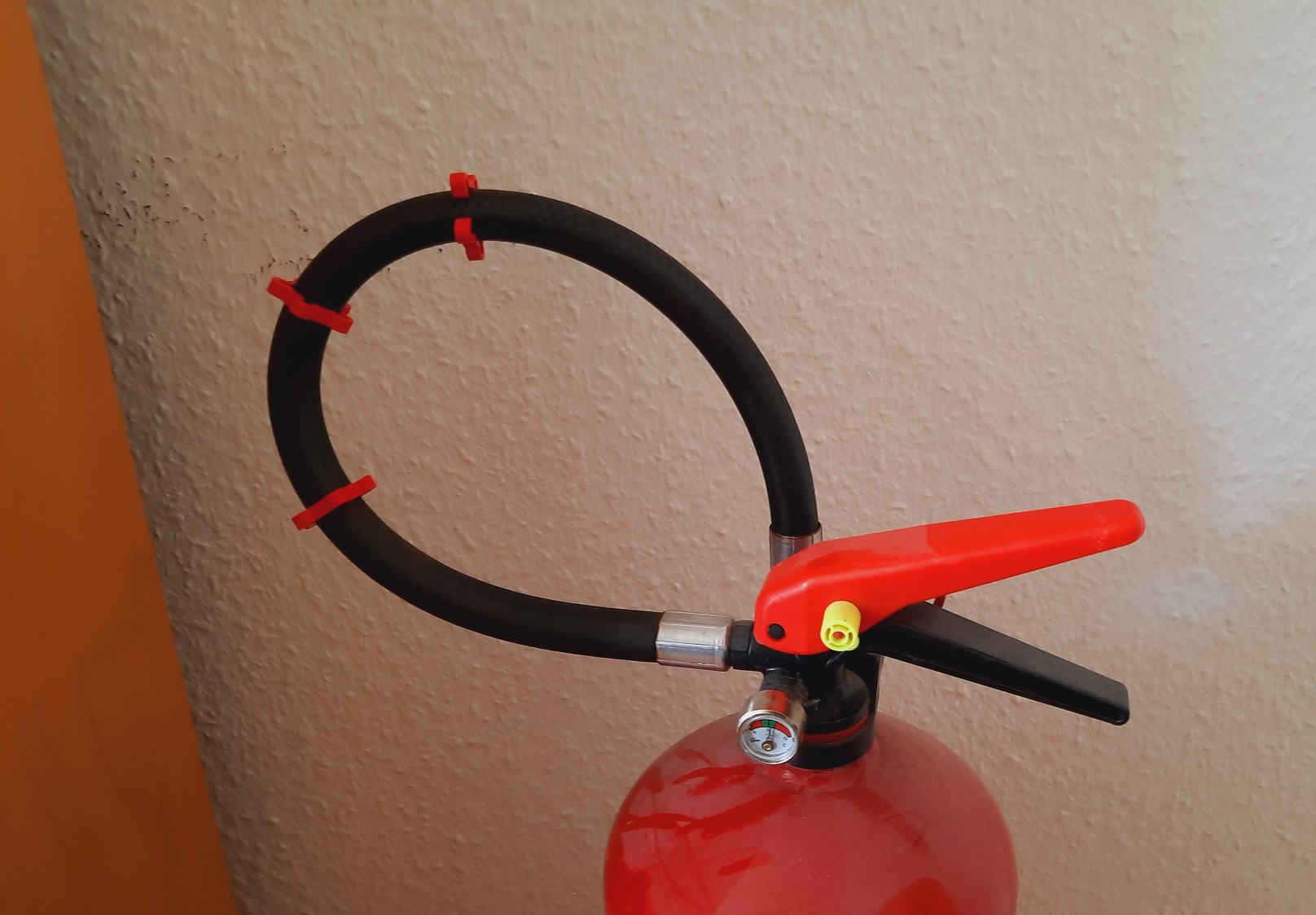 Hose clamp for wall protection - Schauch Klemme als Wandschutz
