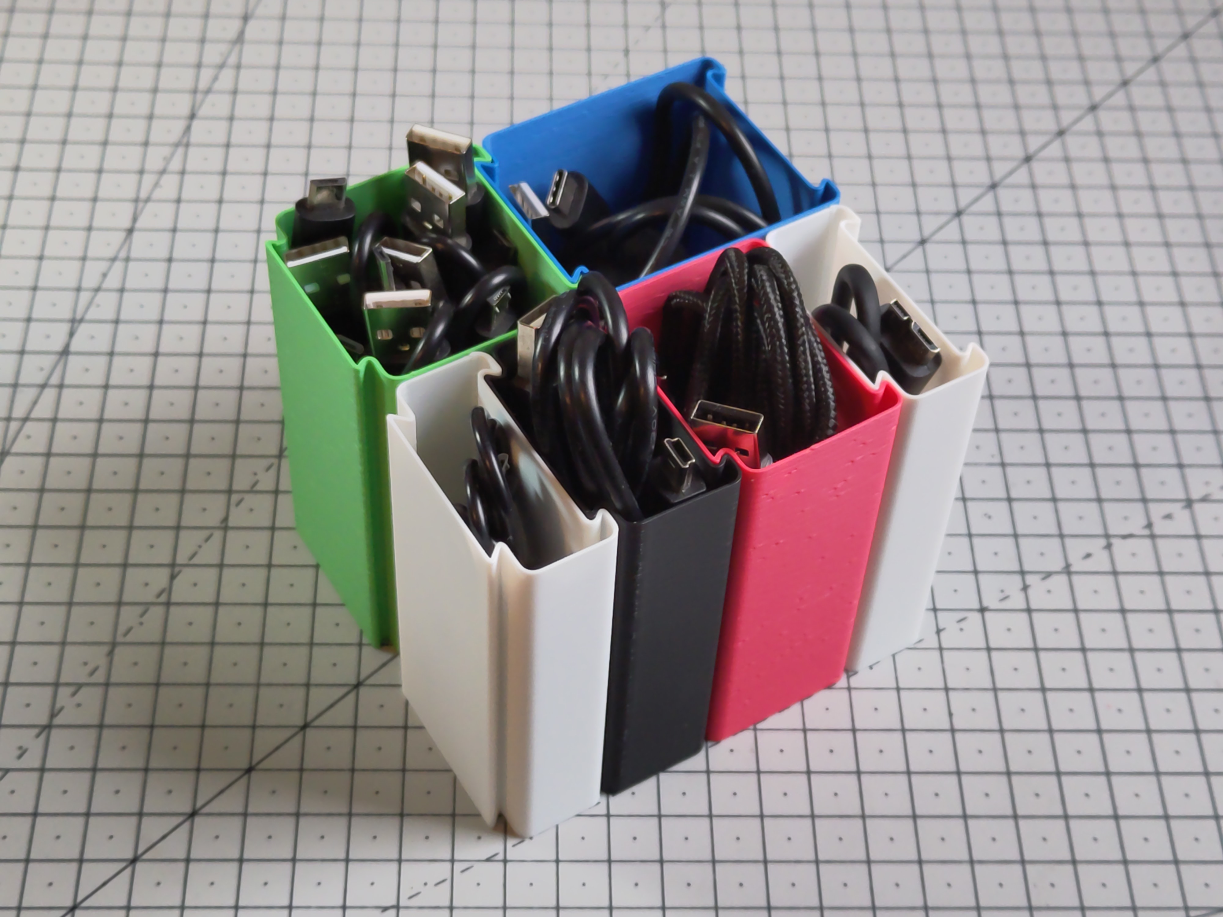 Parametric Cable Organizer (Single Perimeter / Vase Mode)