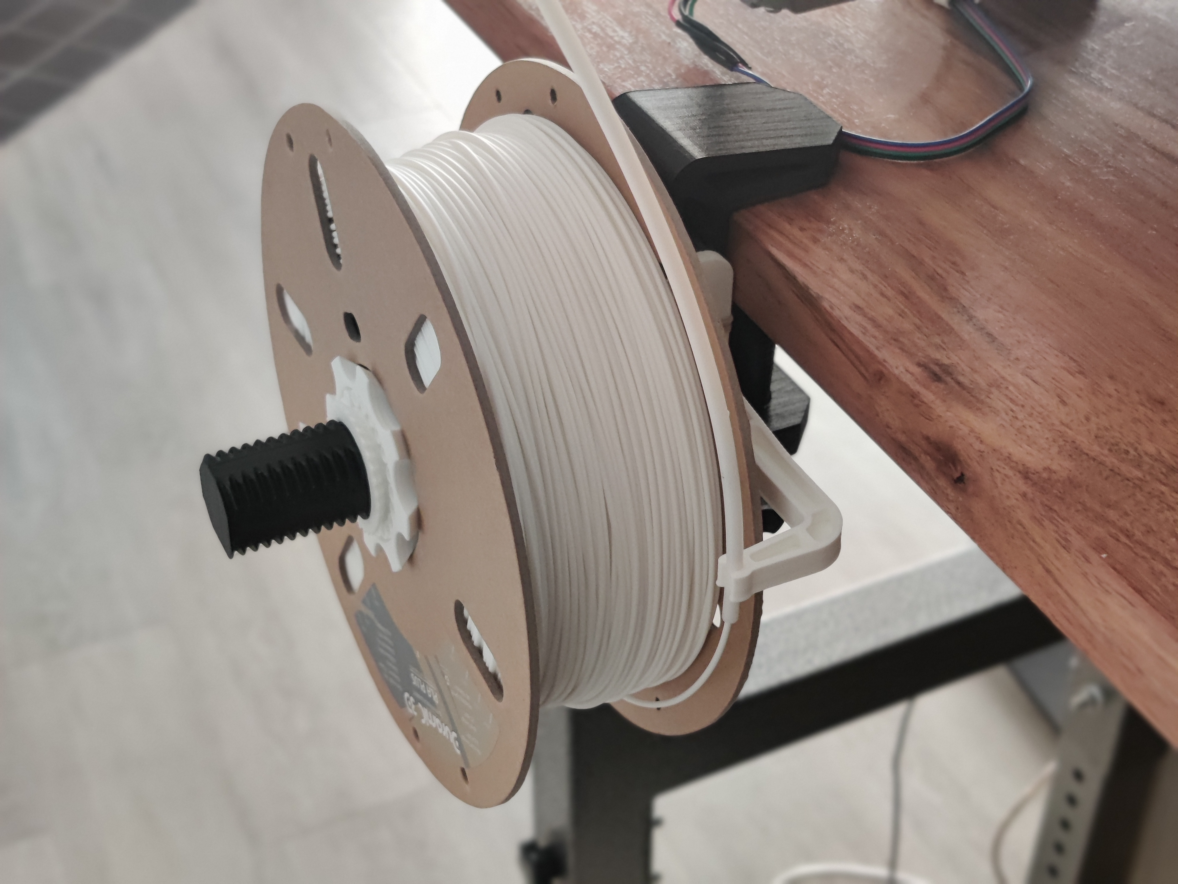 Edge clamp spool holder