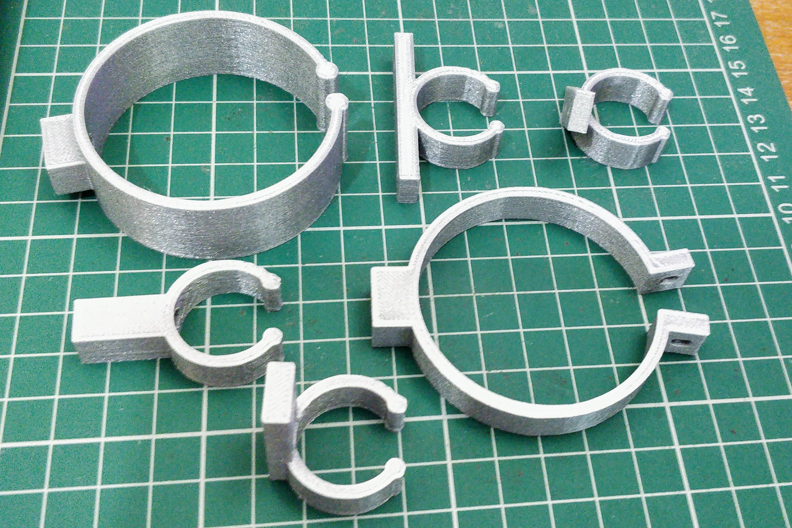 Customisable pipe clip/clamp