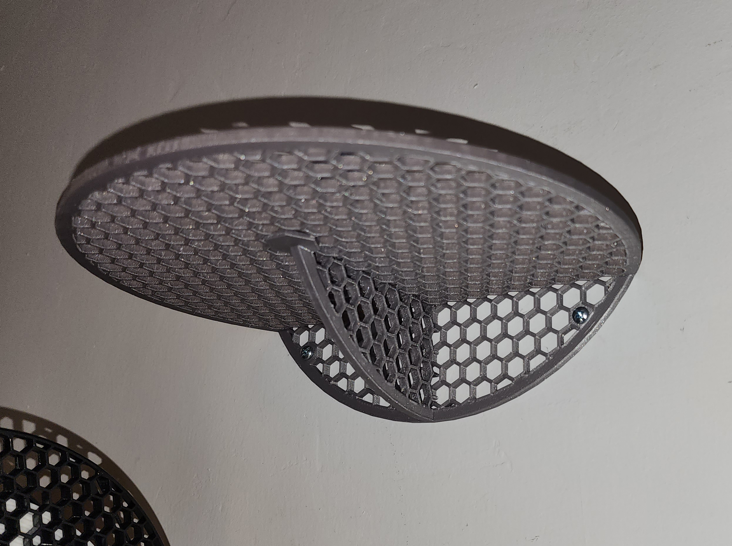 Round honeycomb shelf - wall mounted