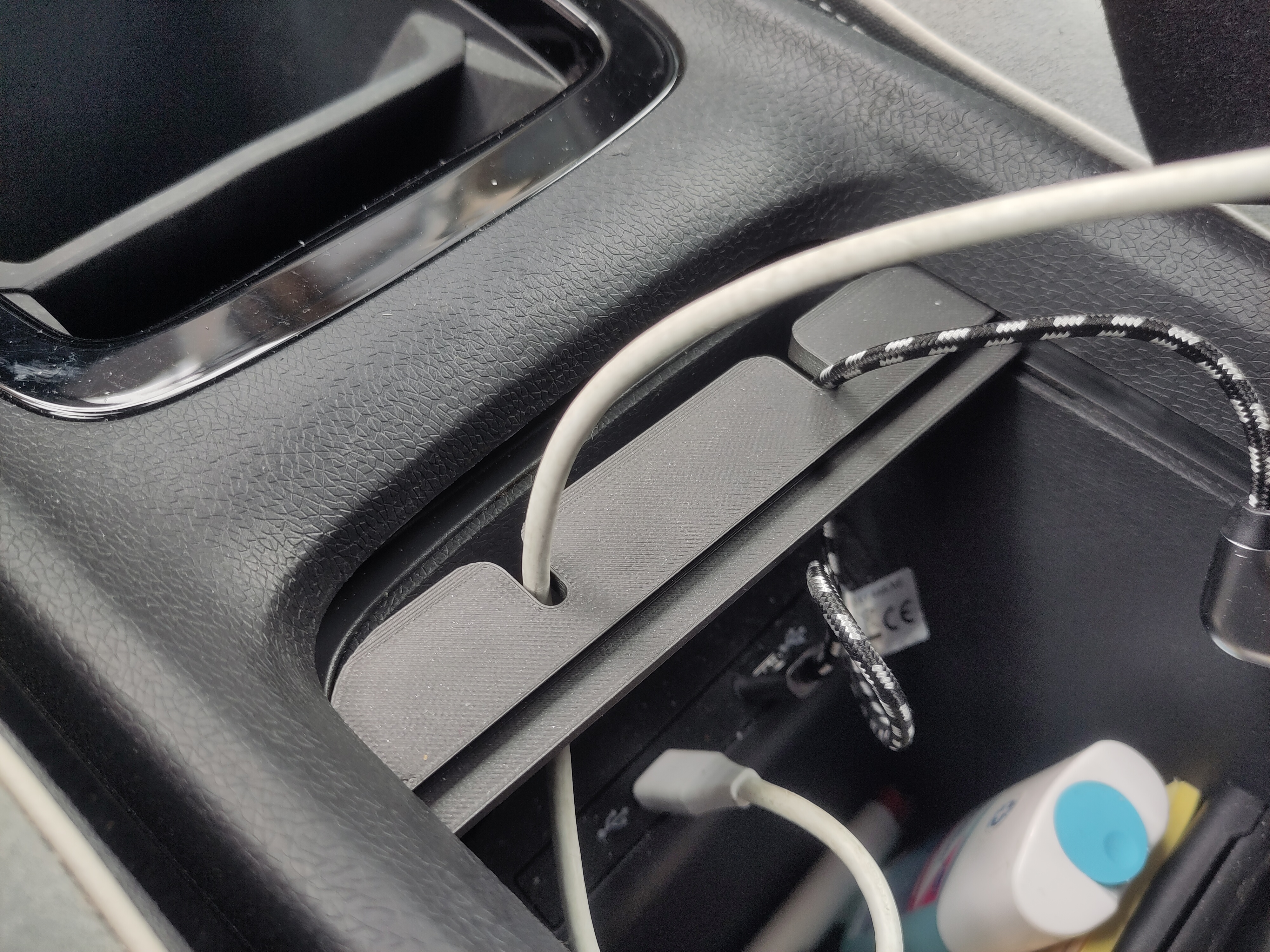 VW ID.3 USB cable management - photo 4