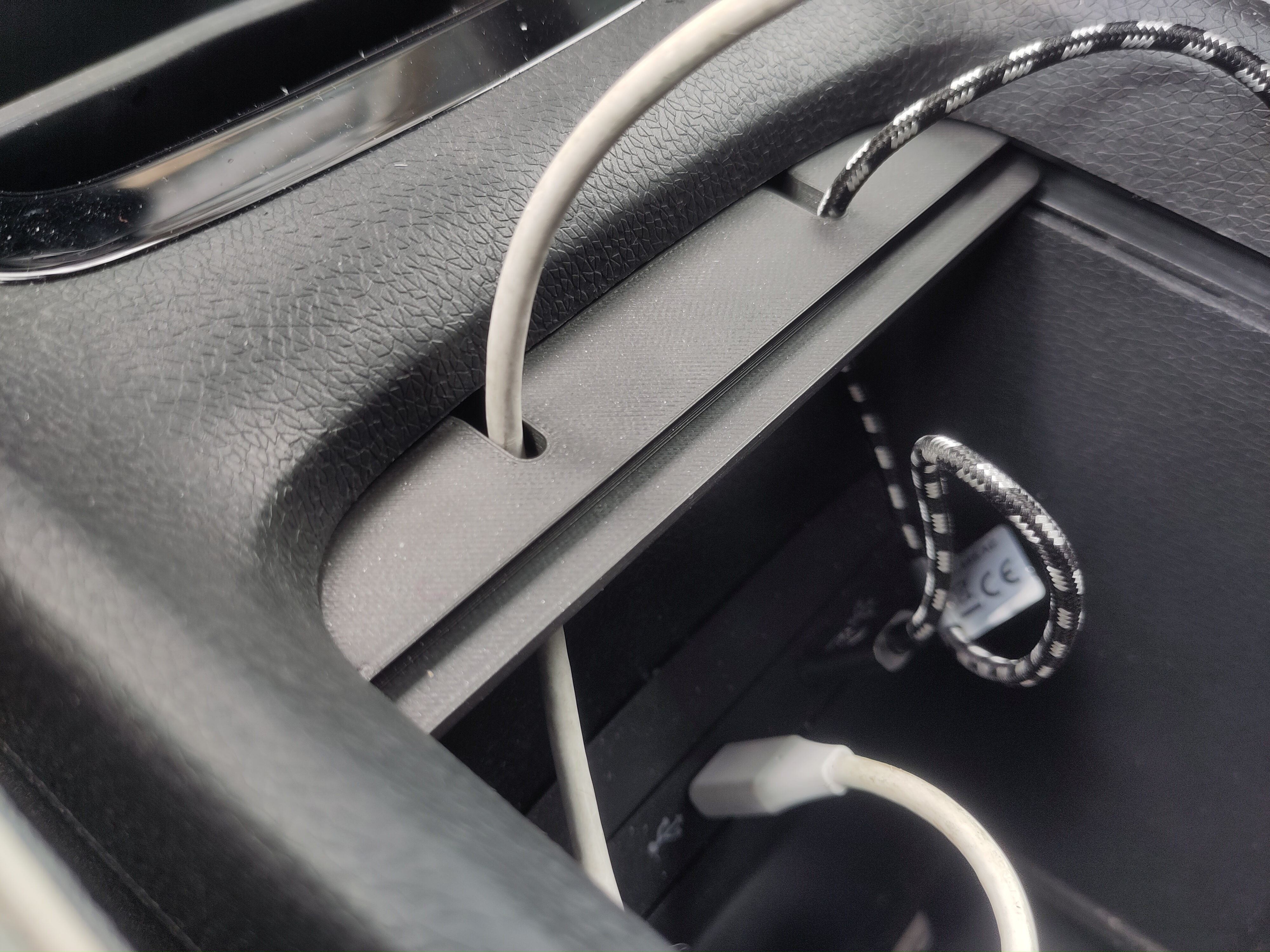 VW ID.3 USB cable management - photo 3