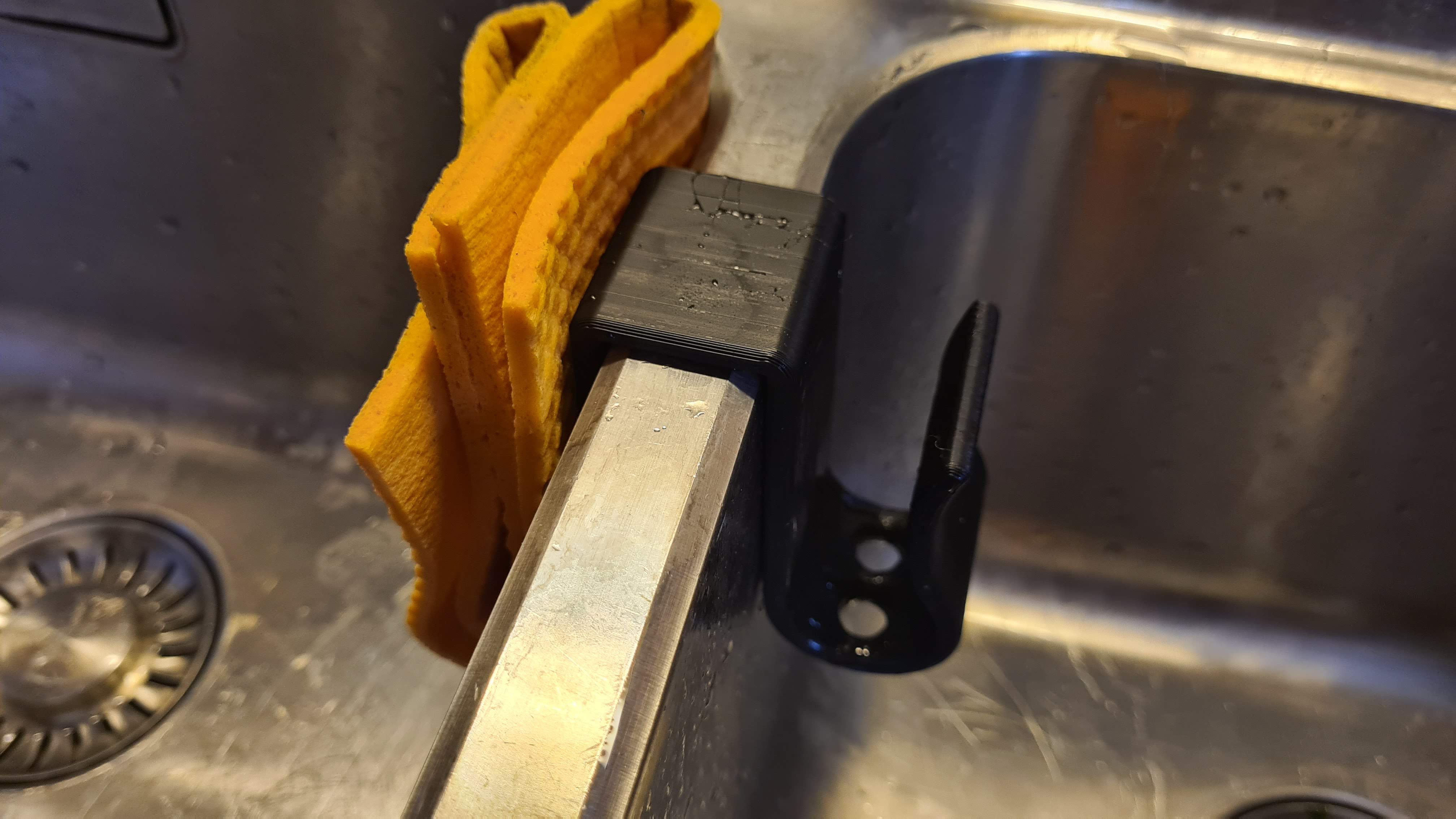 Kitchen sink sponge holder