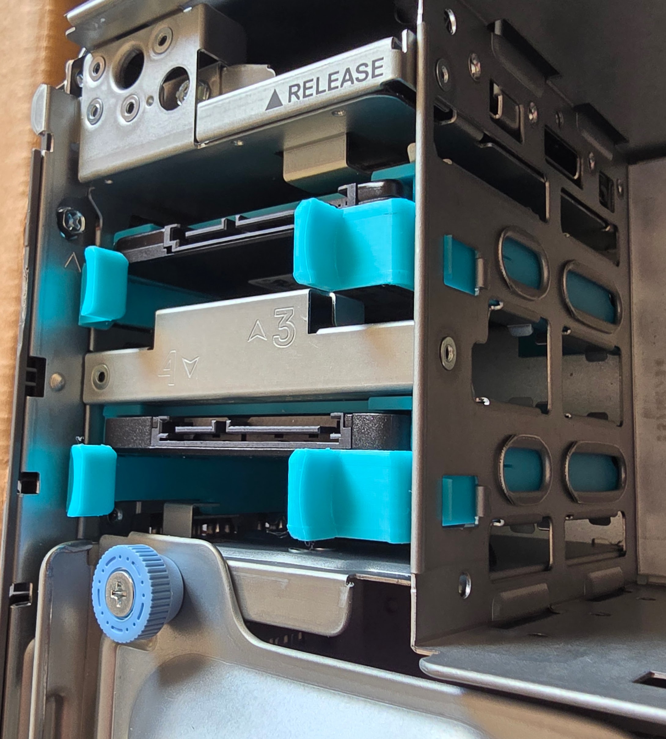 Dell T160 2.5" tool-less non hot swap caddy - photo 3