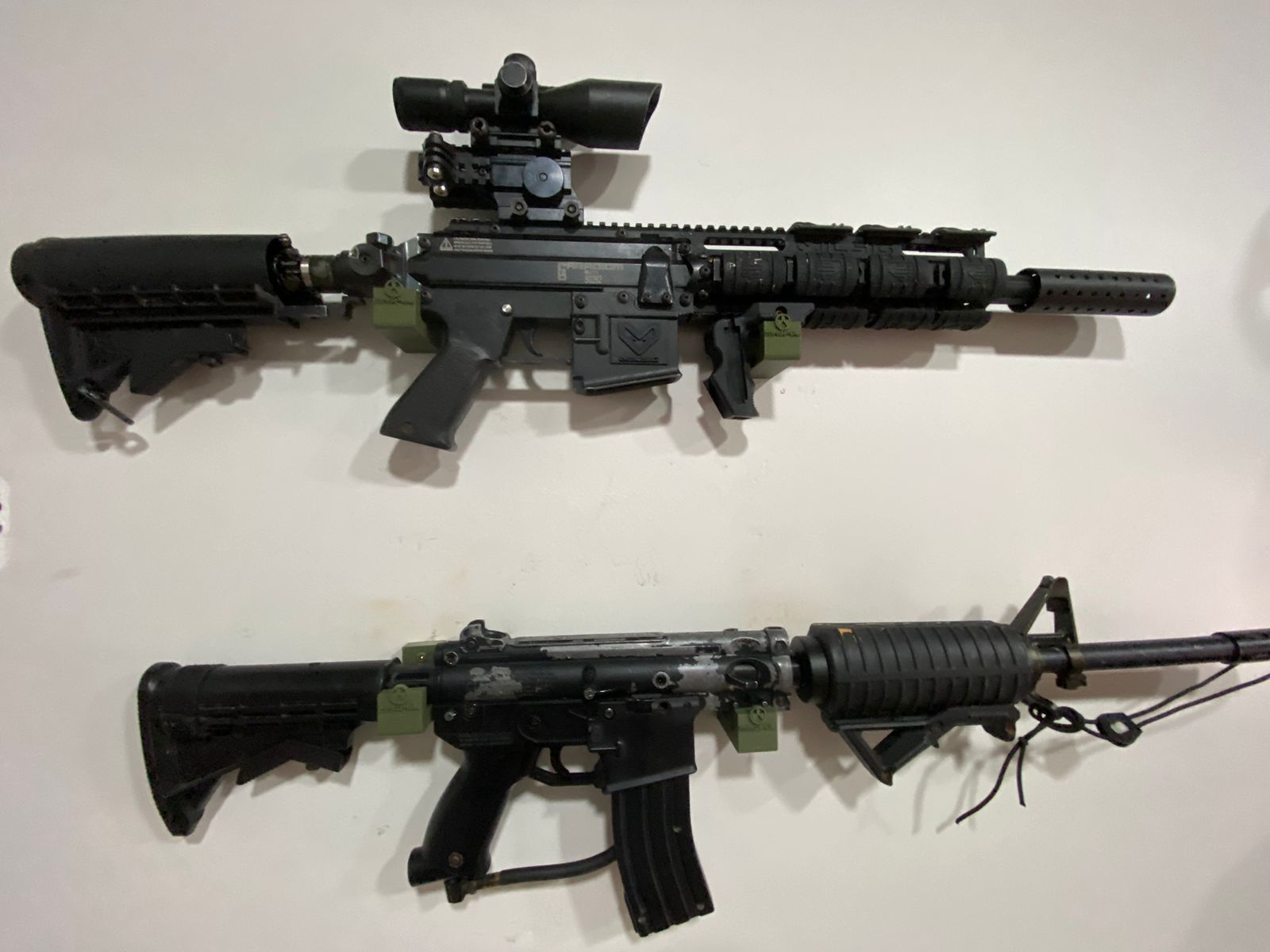 Wall shelf for paintball markers -  airsoft / Soporte de pared para marcadoras de paintball y airsoft