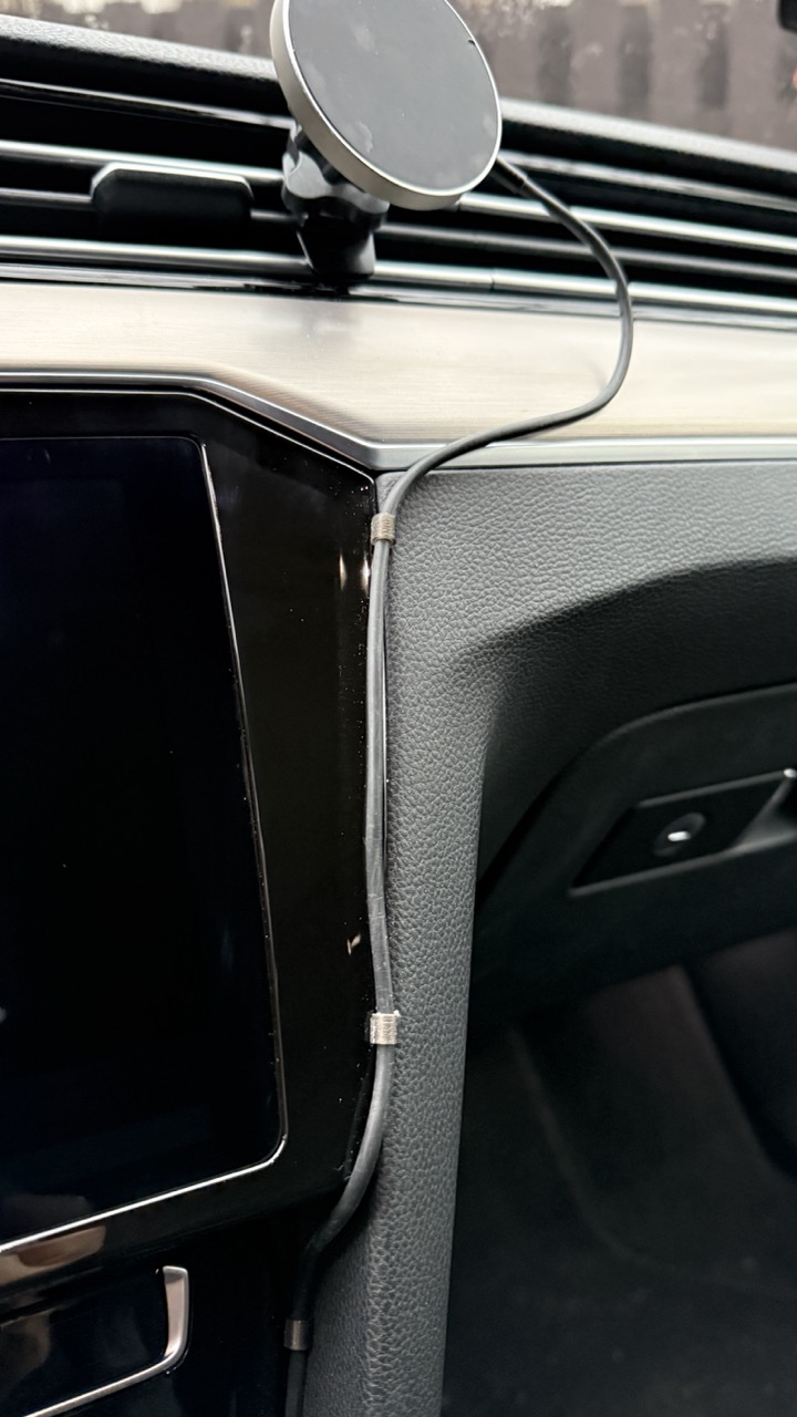 Dash clip for Passat B8