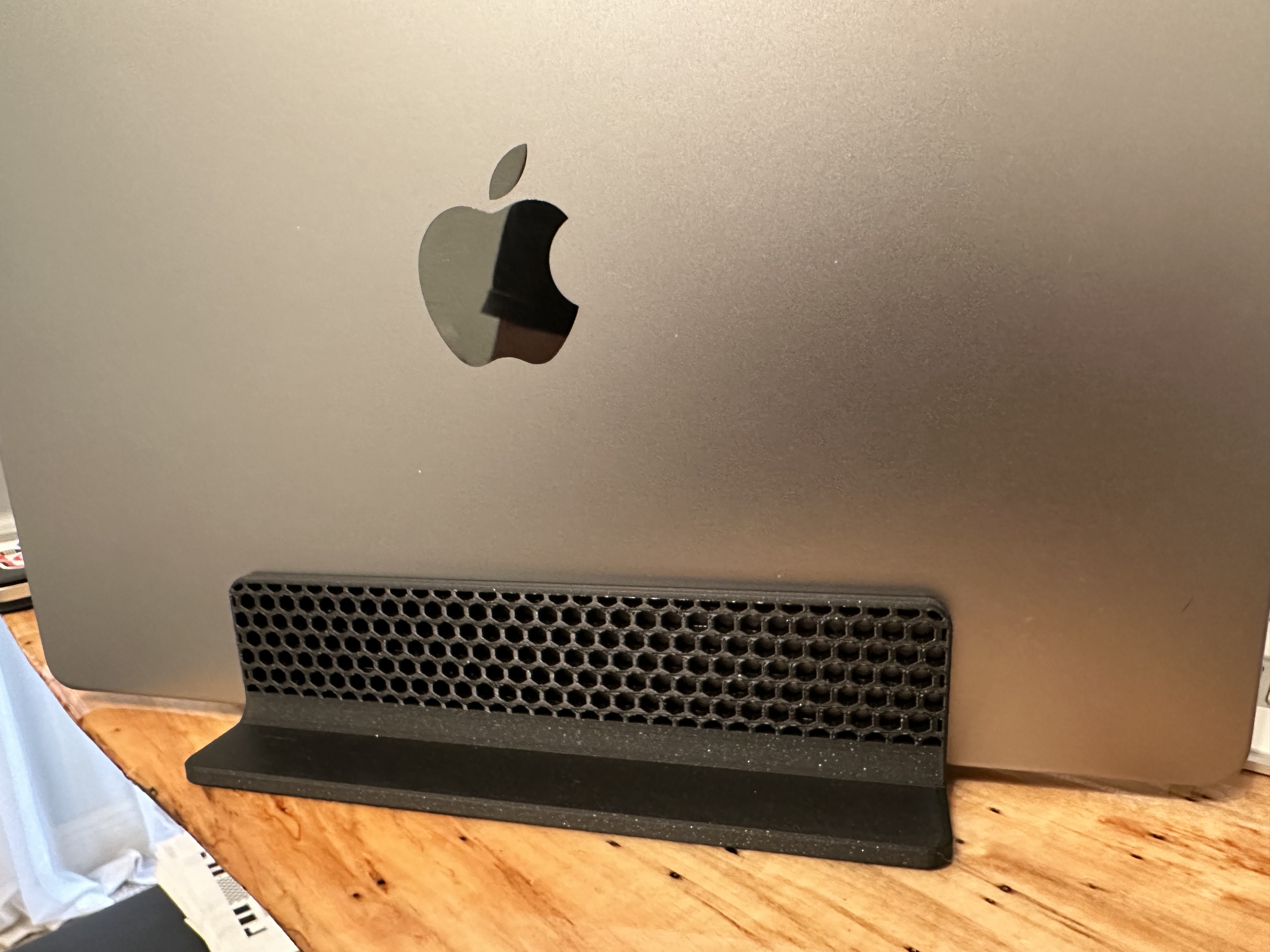 MacBook Pro Verticle Stand for M1/M2 silicon MacBooks - photo 2