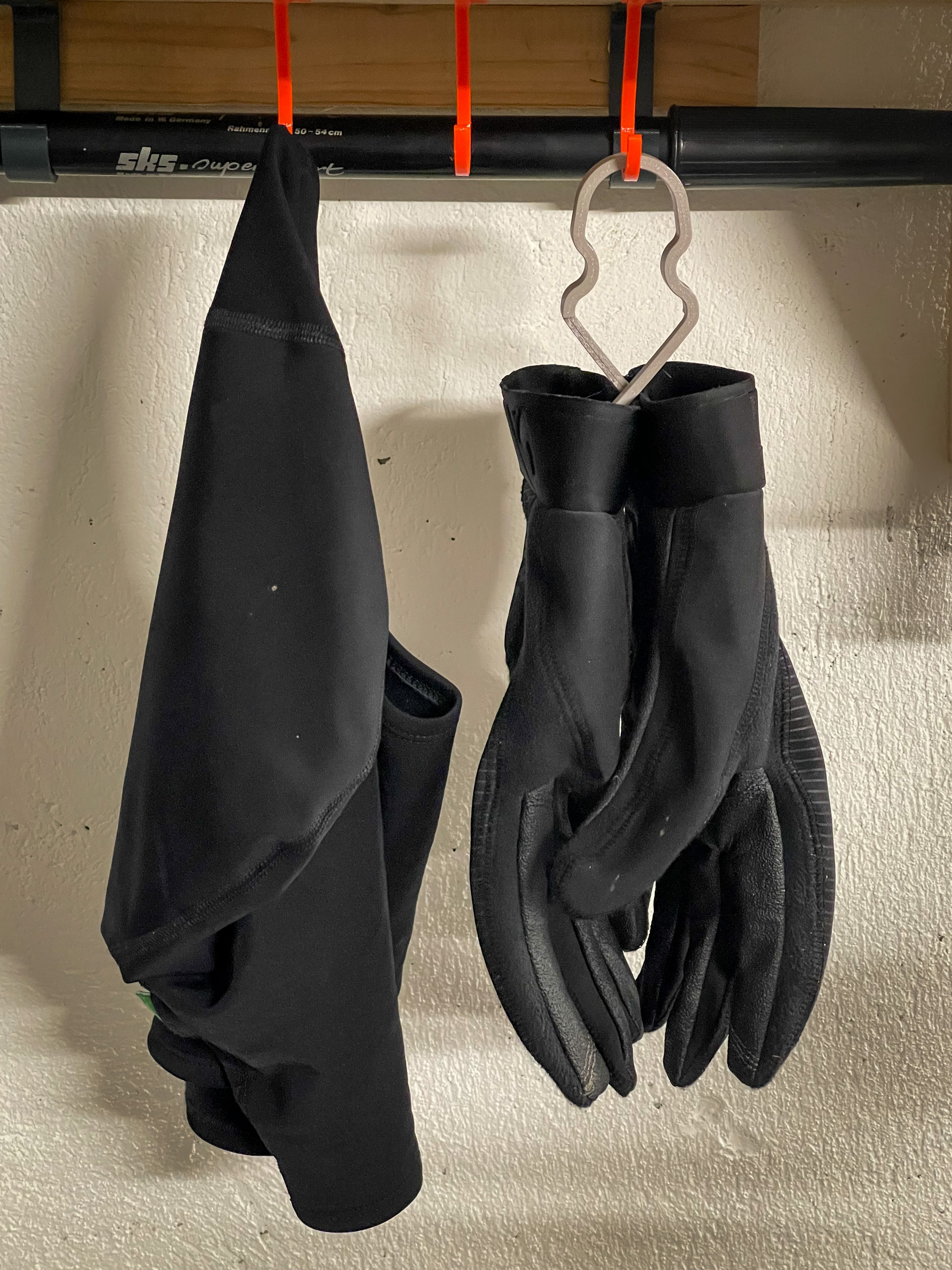 Bicycle gloves hanger clamp / Fahrradhandschuhaufhänger