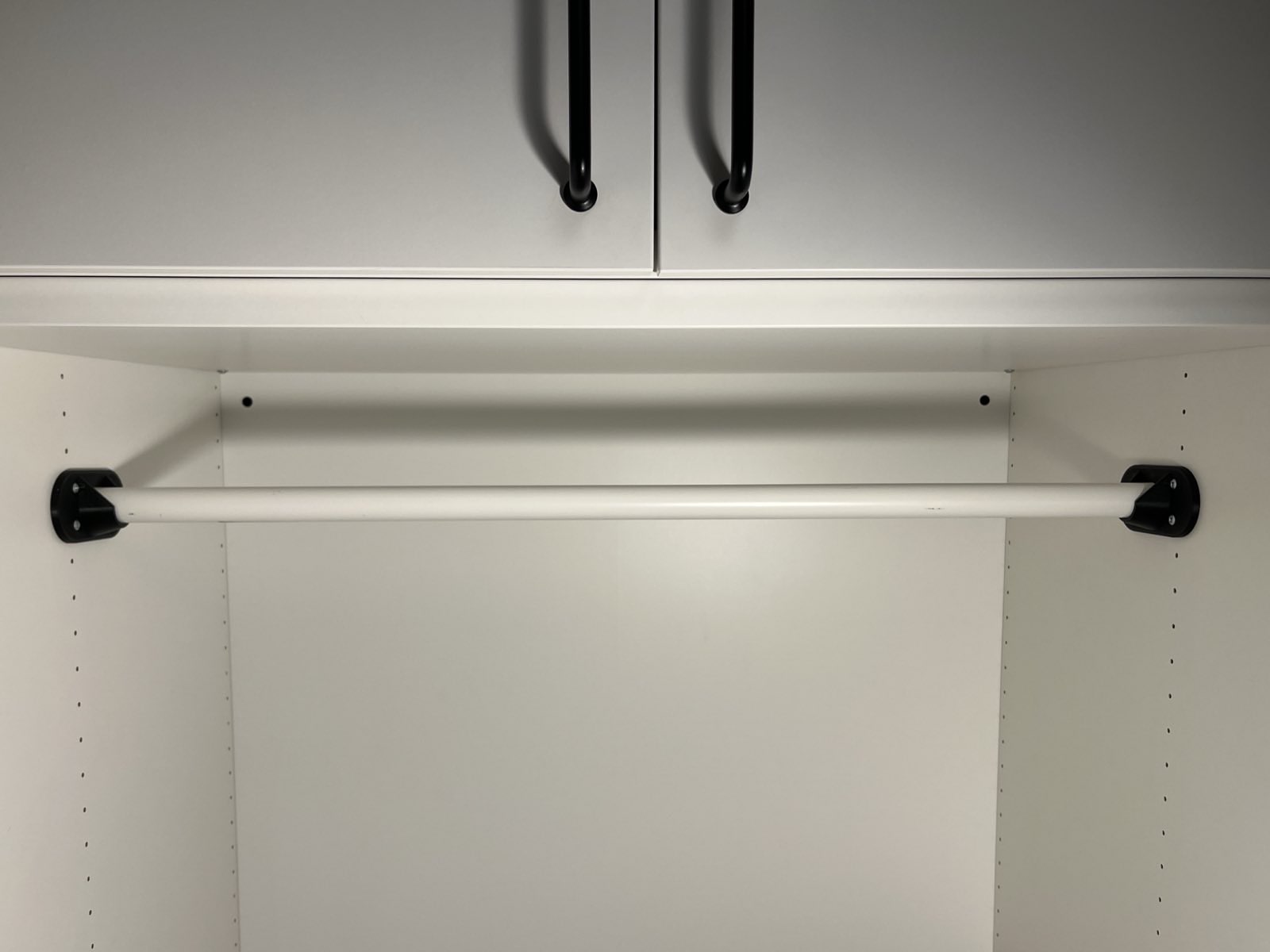 A fully parametric strong wardrobe rail bracket for a cylindrical rail (fits Ikea Hjalpa) - photo 2