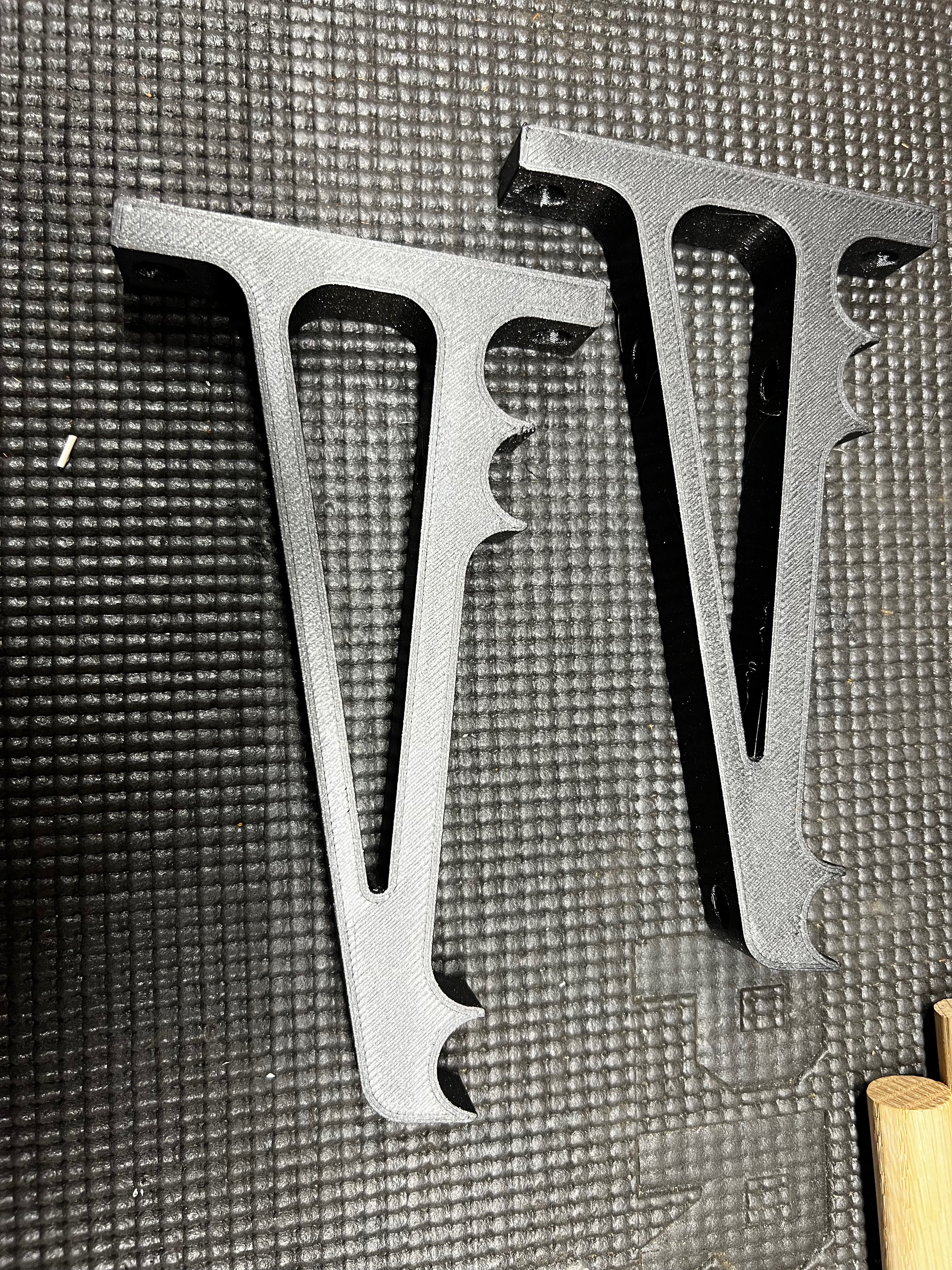 Filament shelf bracket for 3/4 inch dowel
