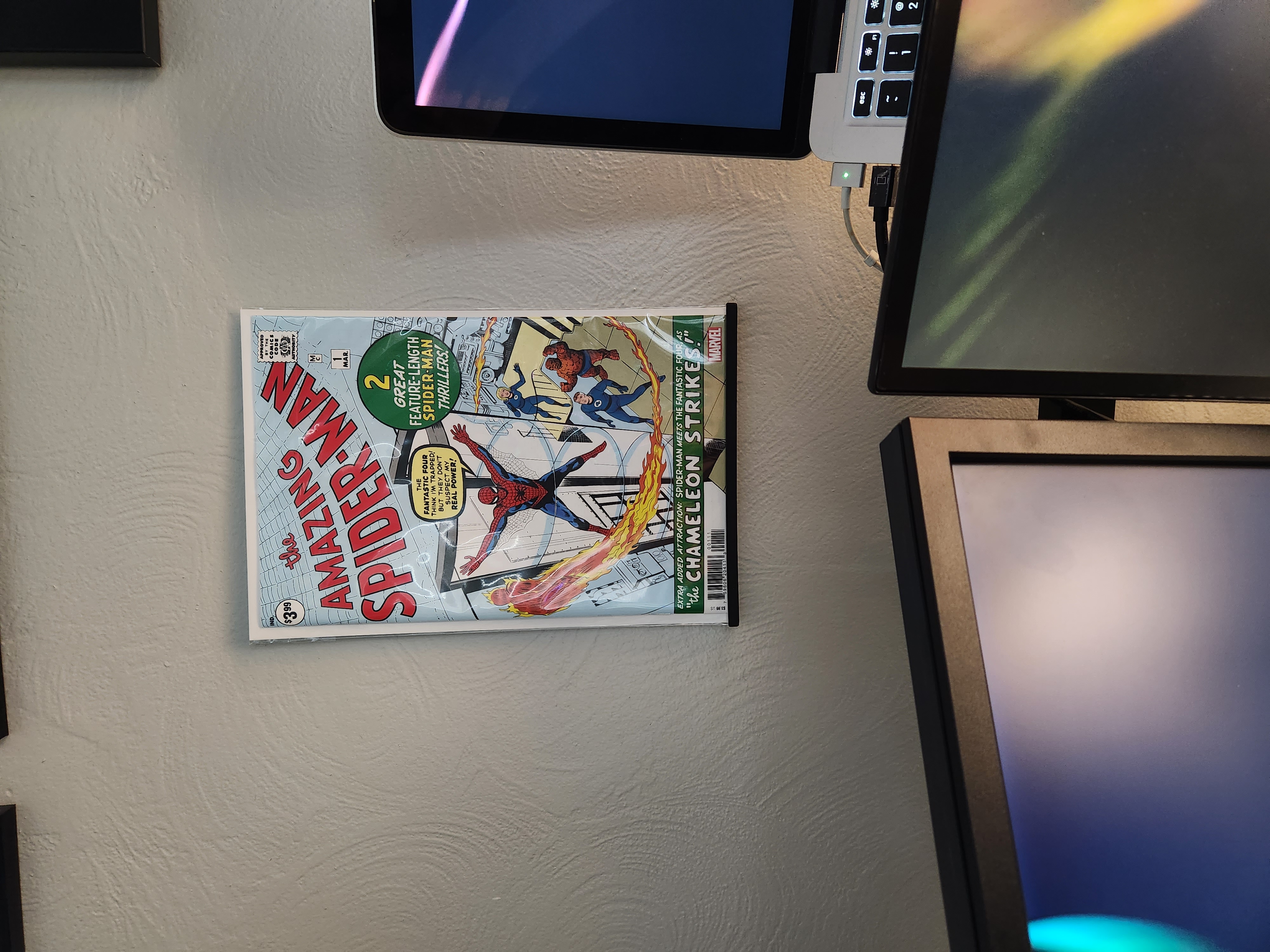 Comic book display shelf