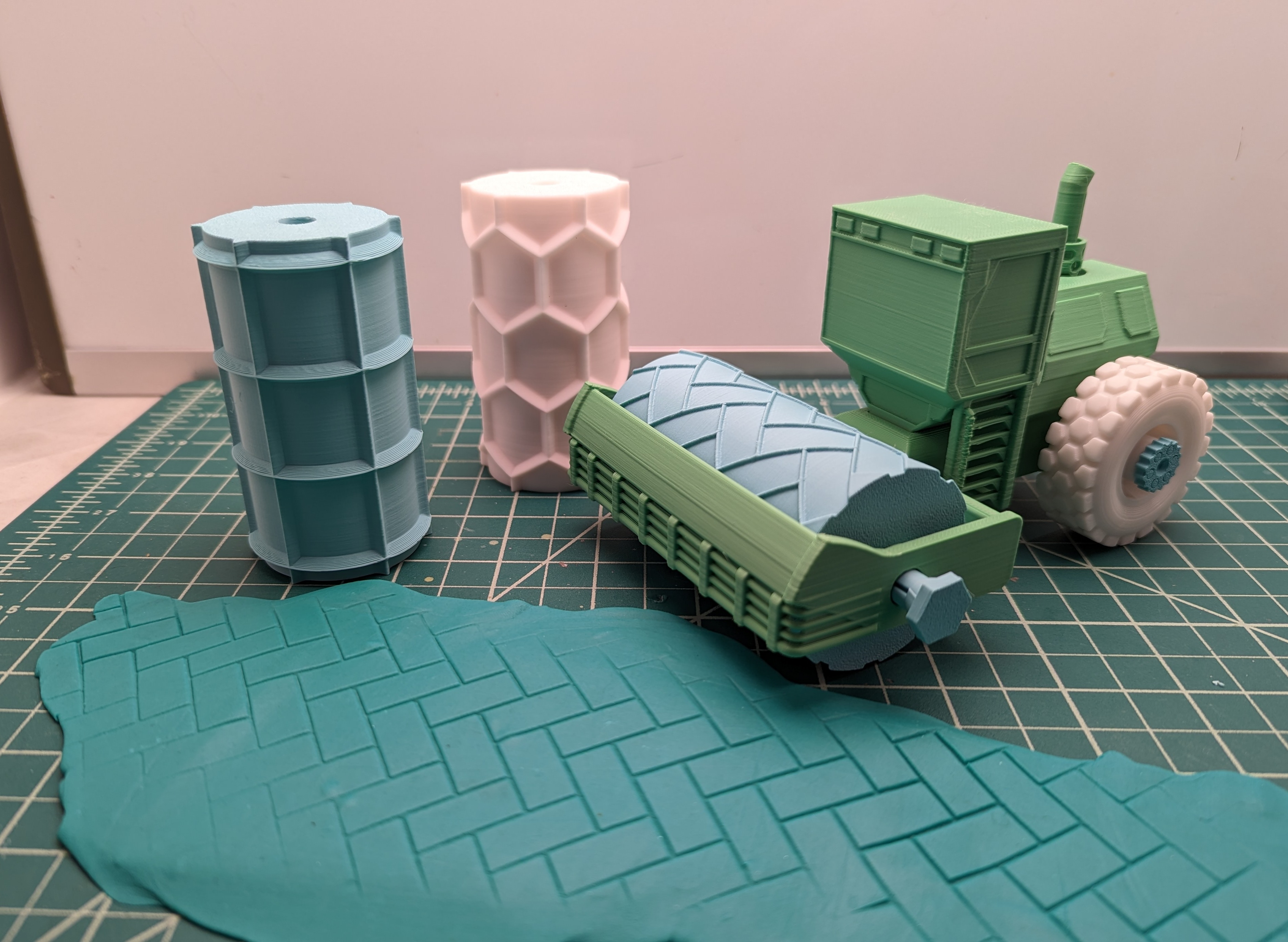 Steam Roller toy with patterned rollers