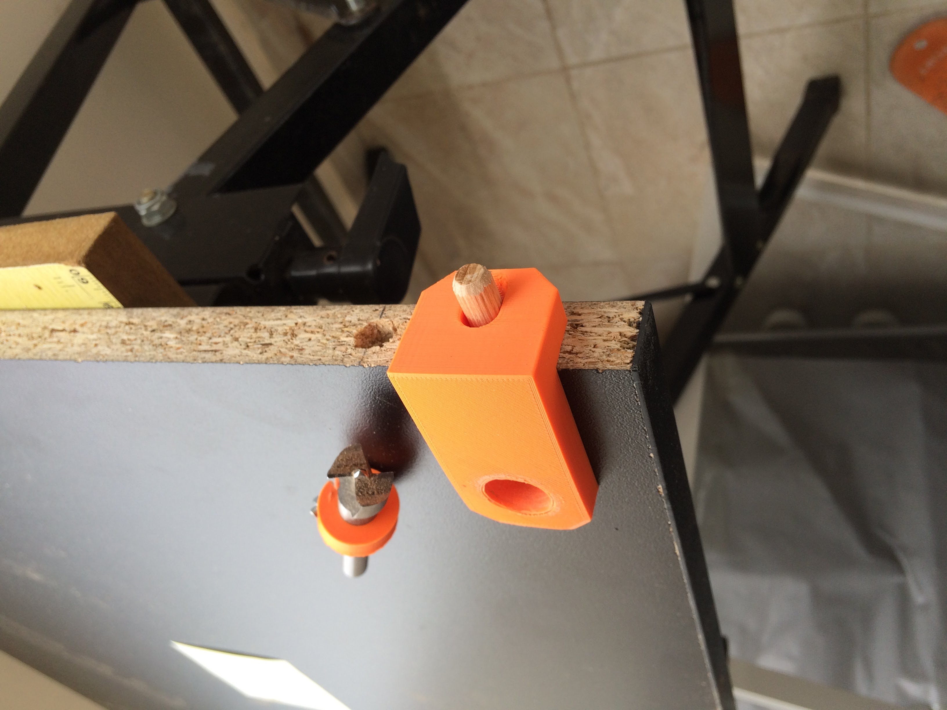 Minifix center tool