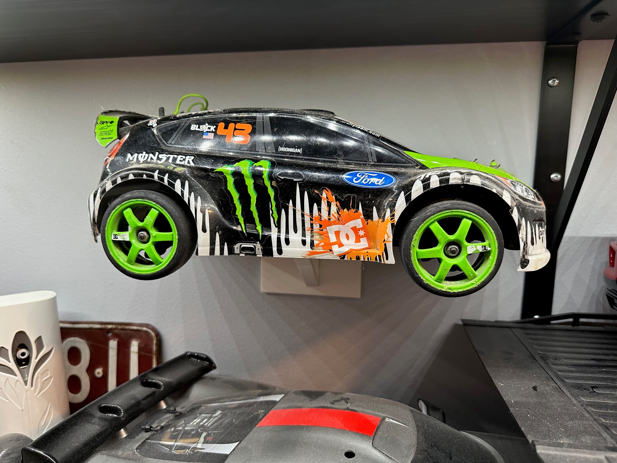 Small RC car shelf for 11/16 and 1/10 on road cars