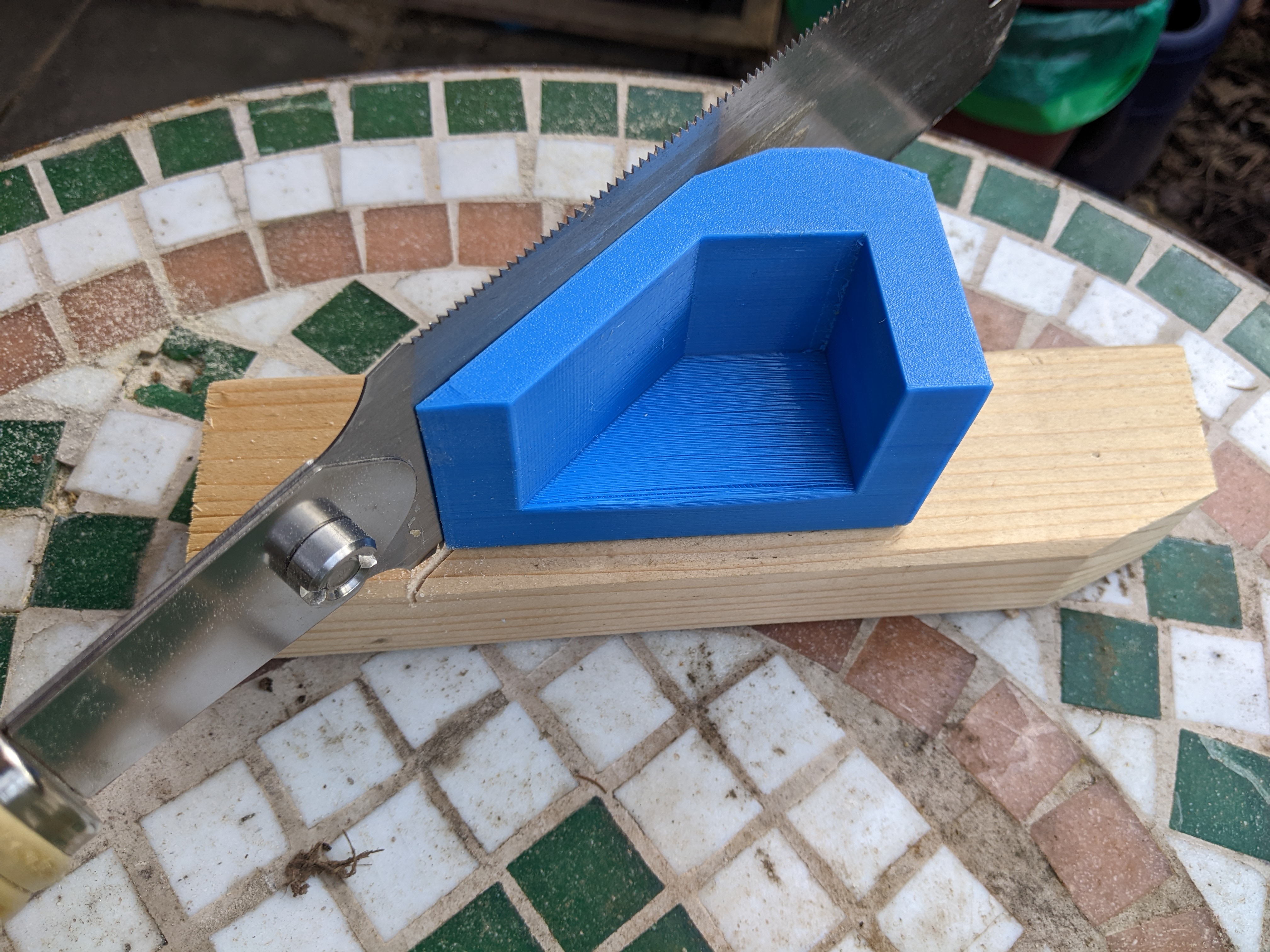 Japanese saw magnetic miter jig for 45° cuts