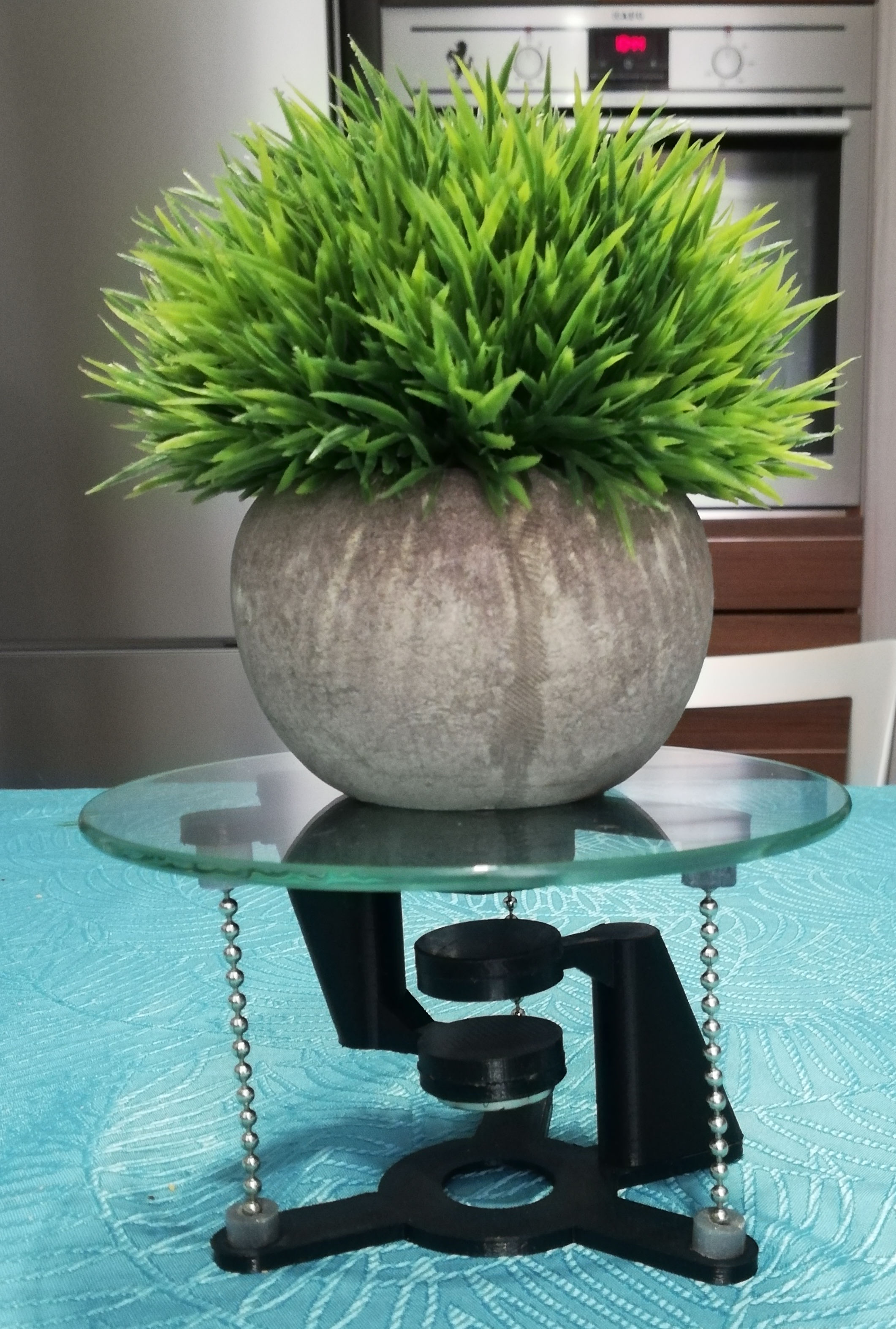 Magnetic tensegrity for kitchen scale plate