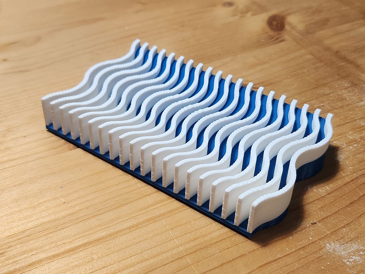 Wavy soap/sponge tray