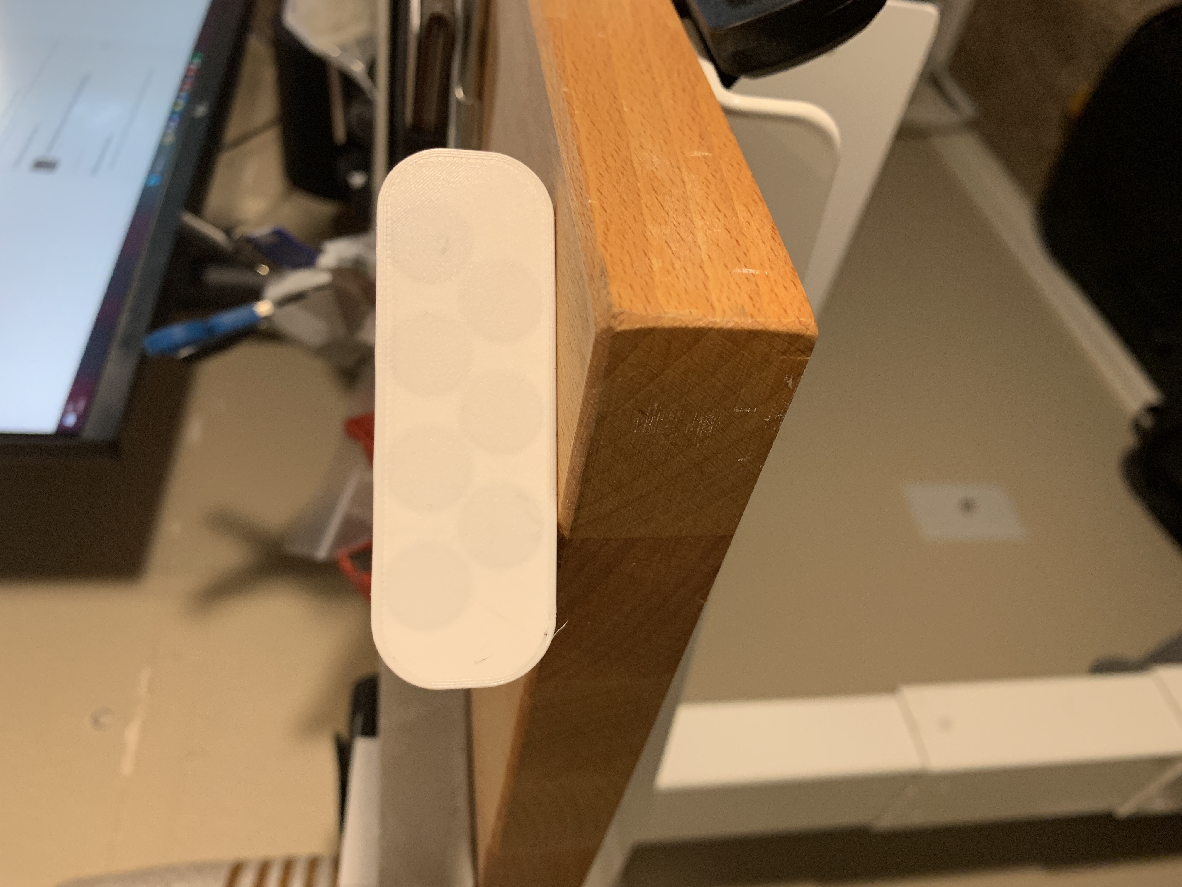 Magnetic headphone mount for standing desks - photo 3