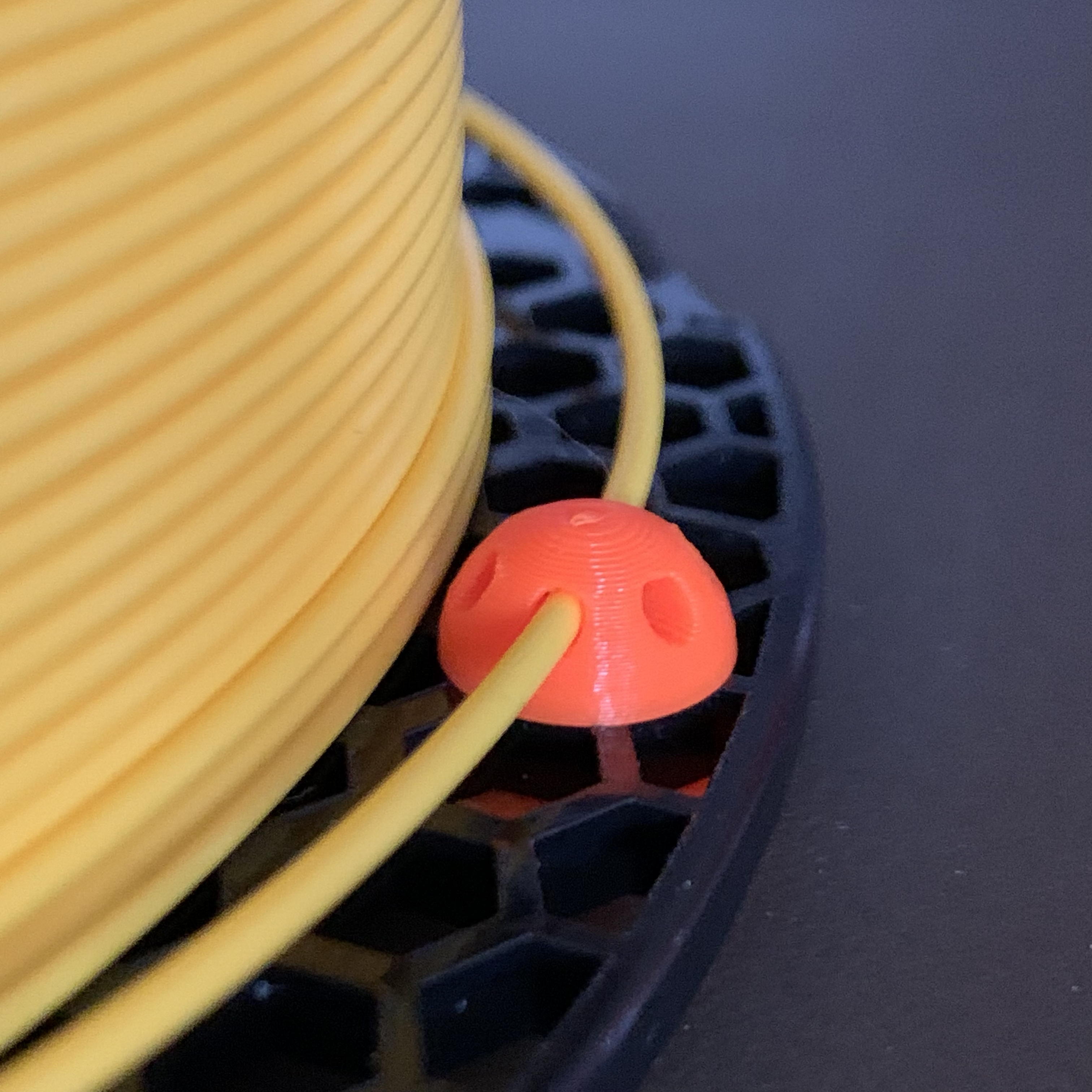 Perfect stay-on-spool filament clip