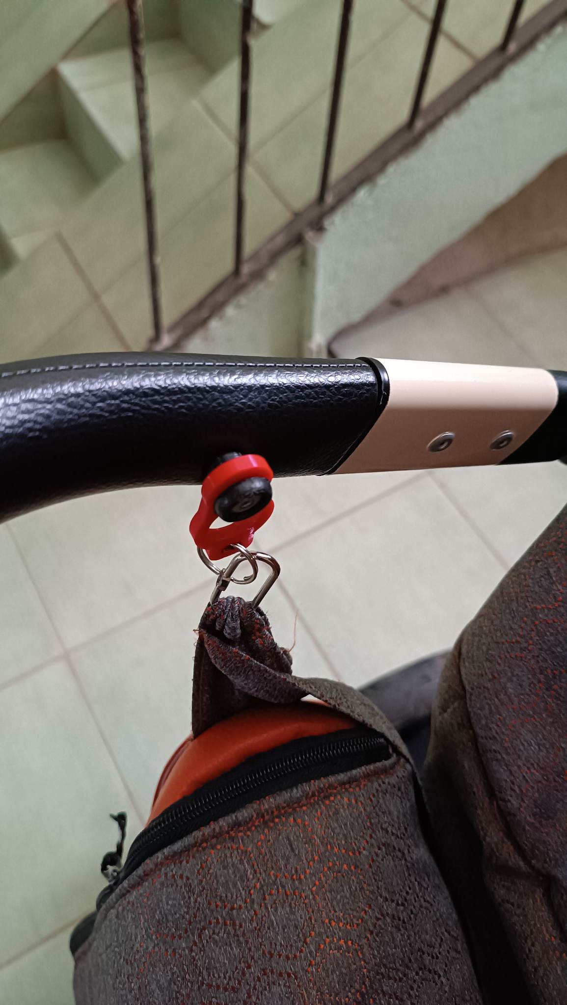 Hand bag clip replacement for stroller - photo 2