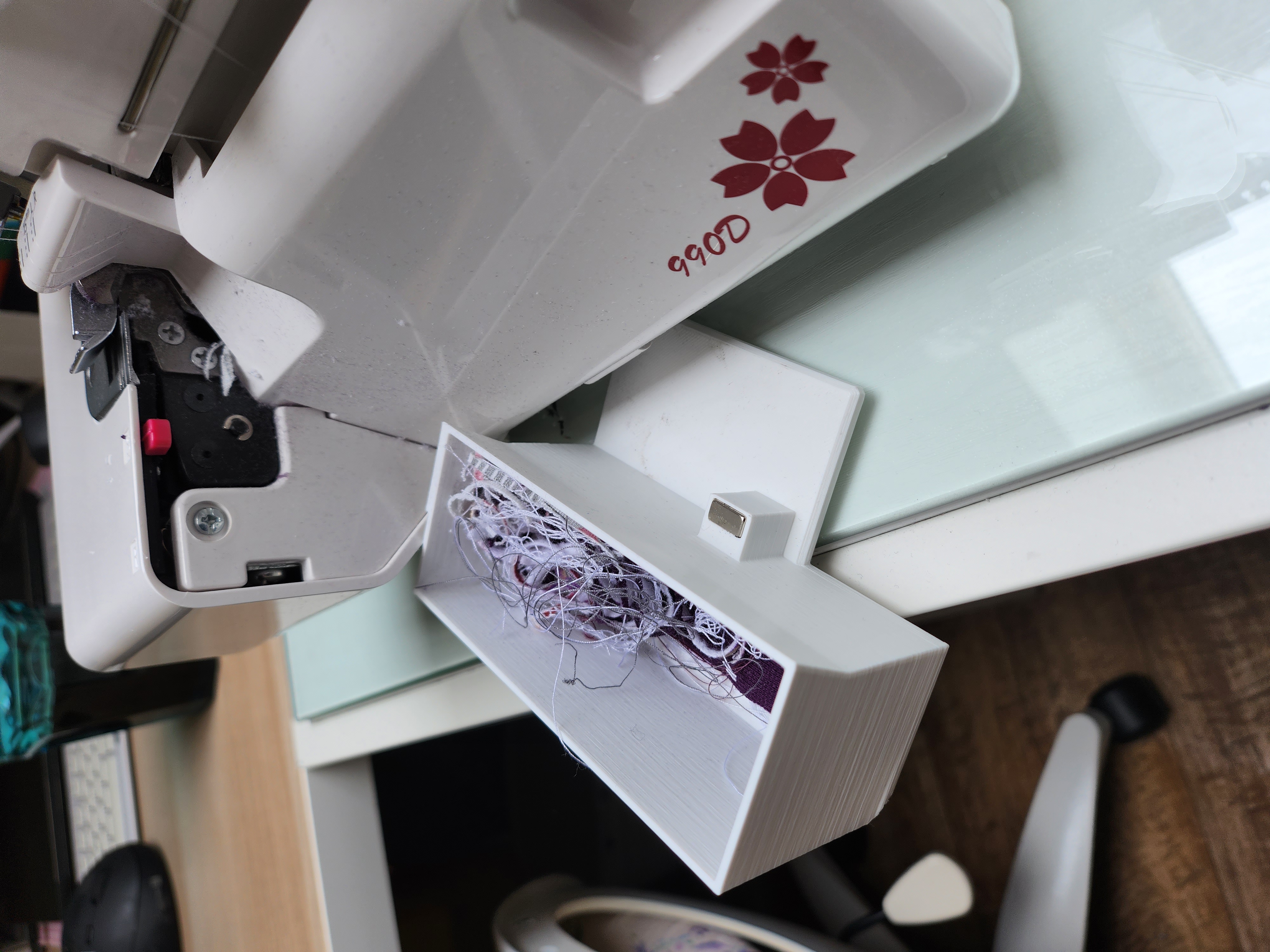 Janome 990D magnetic cloth scrap tray - photo 2