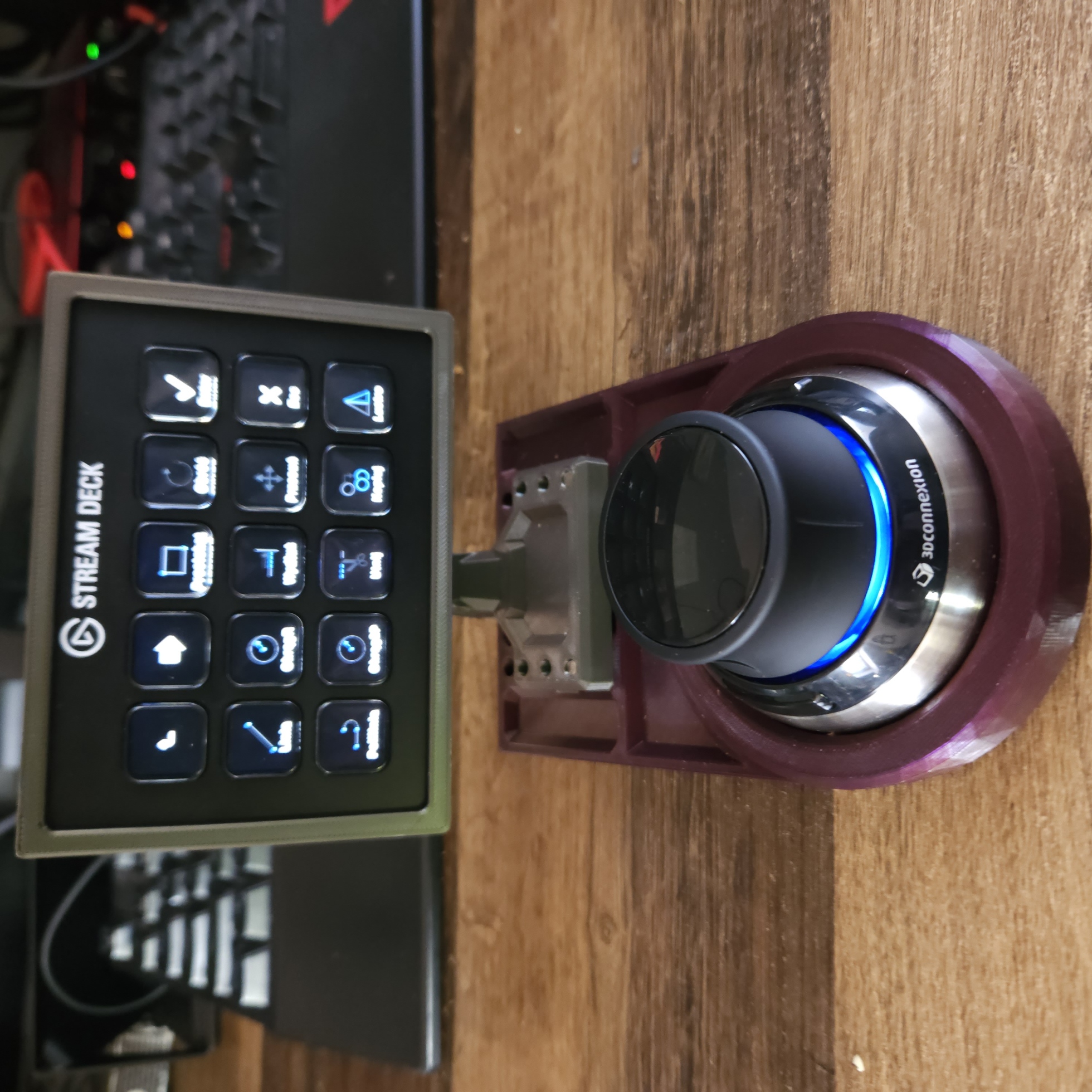 Adjustable mount for Elgato StreamDeck and 3D Connection manipulator