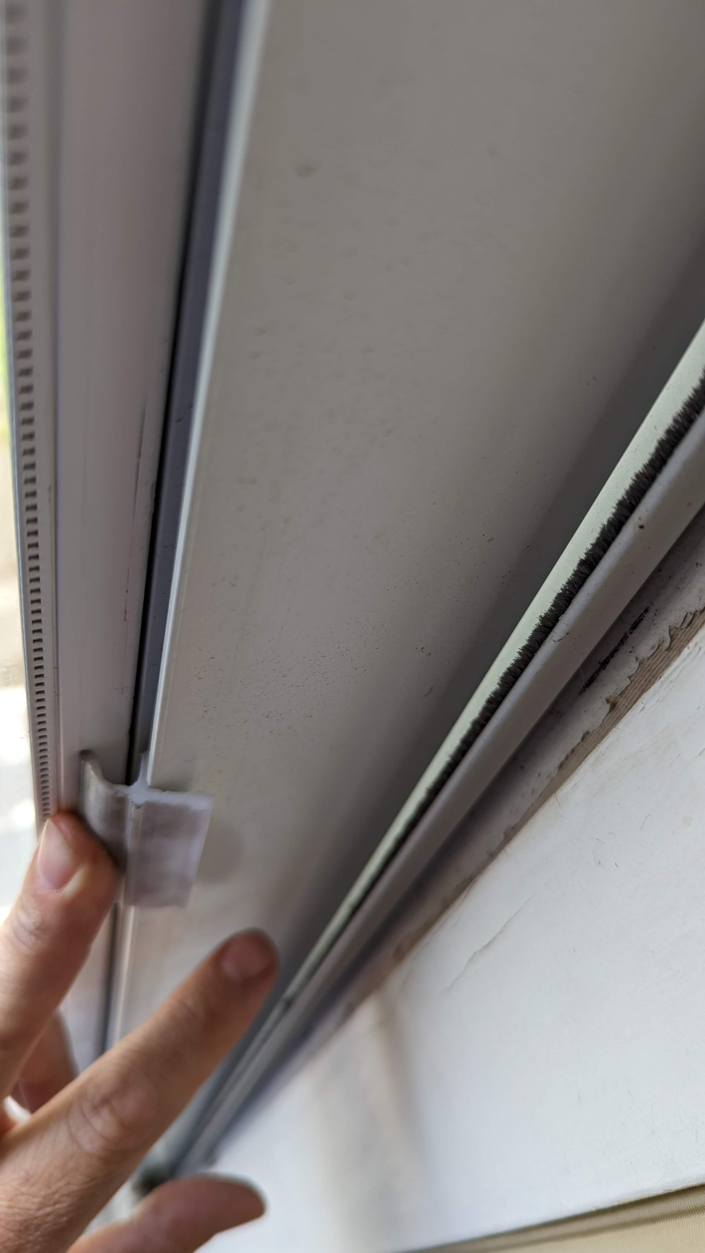 Screendoor window retainer clip - photo 4