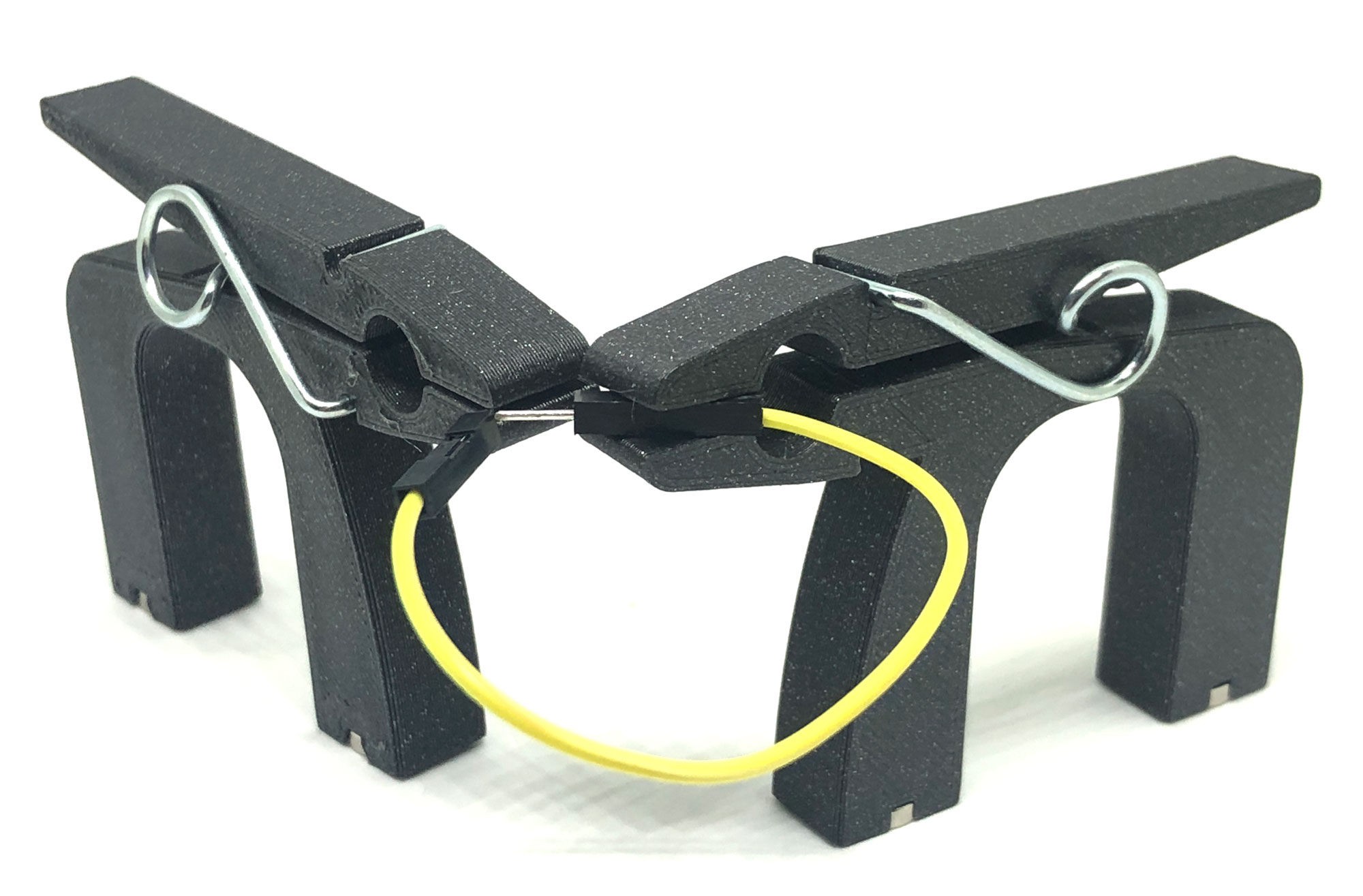 Helper clip "Muraffe" with magnetic feet using clothespin spring
