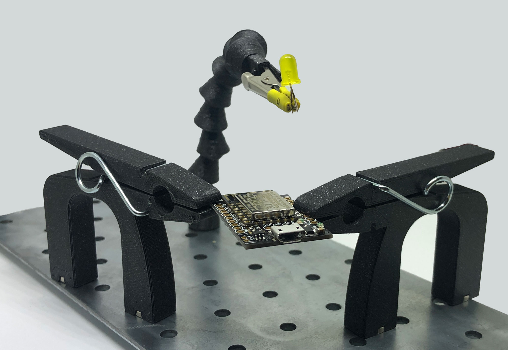 Helper clip "Muraffe" with magnetic feet using clothespin spring - photo 4