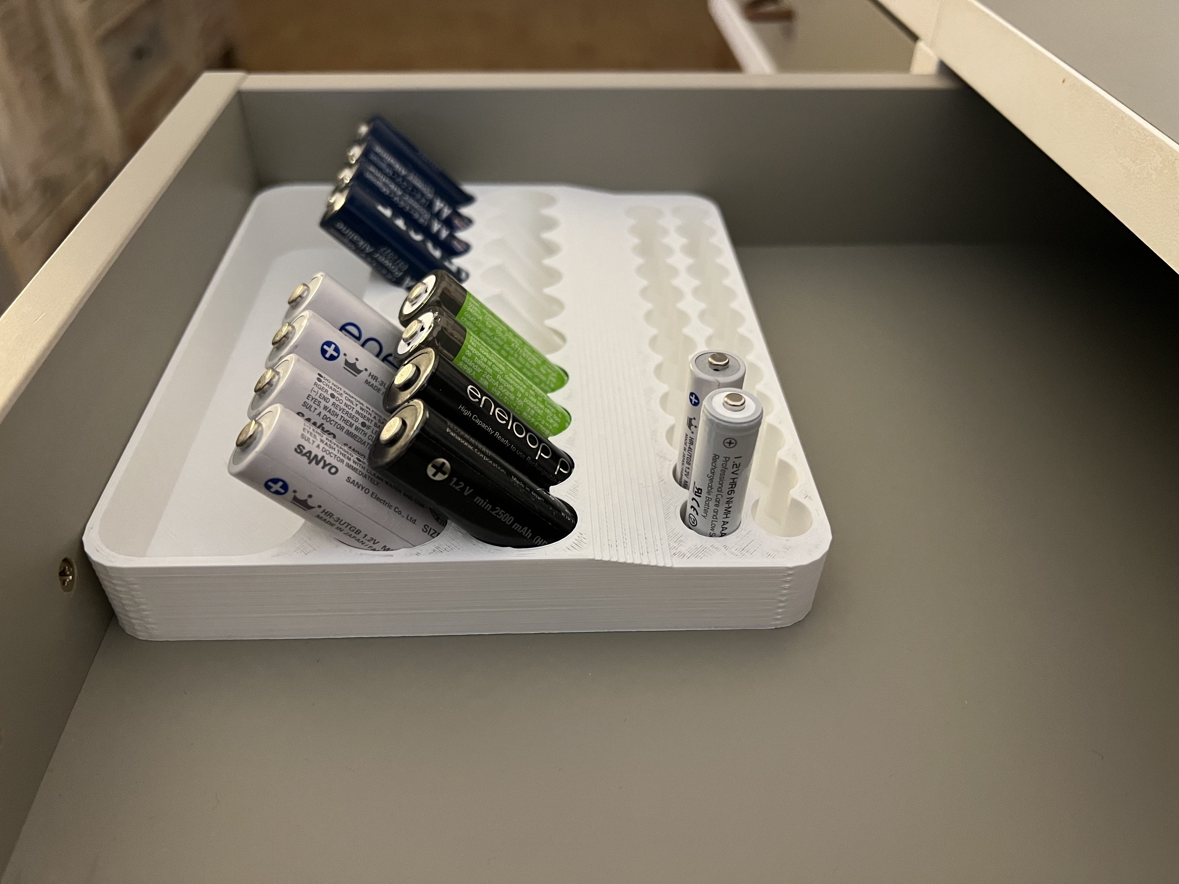 Drawer Battery Box AA & AAA + storage for empty batteries
