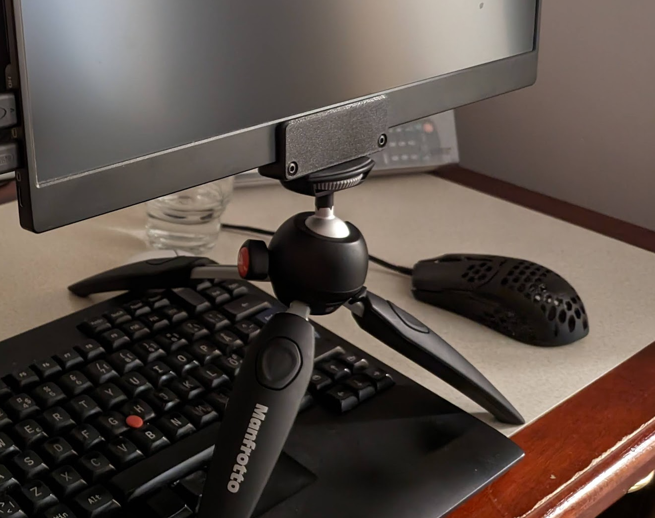 Portable gaming monitor tripod mount