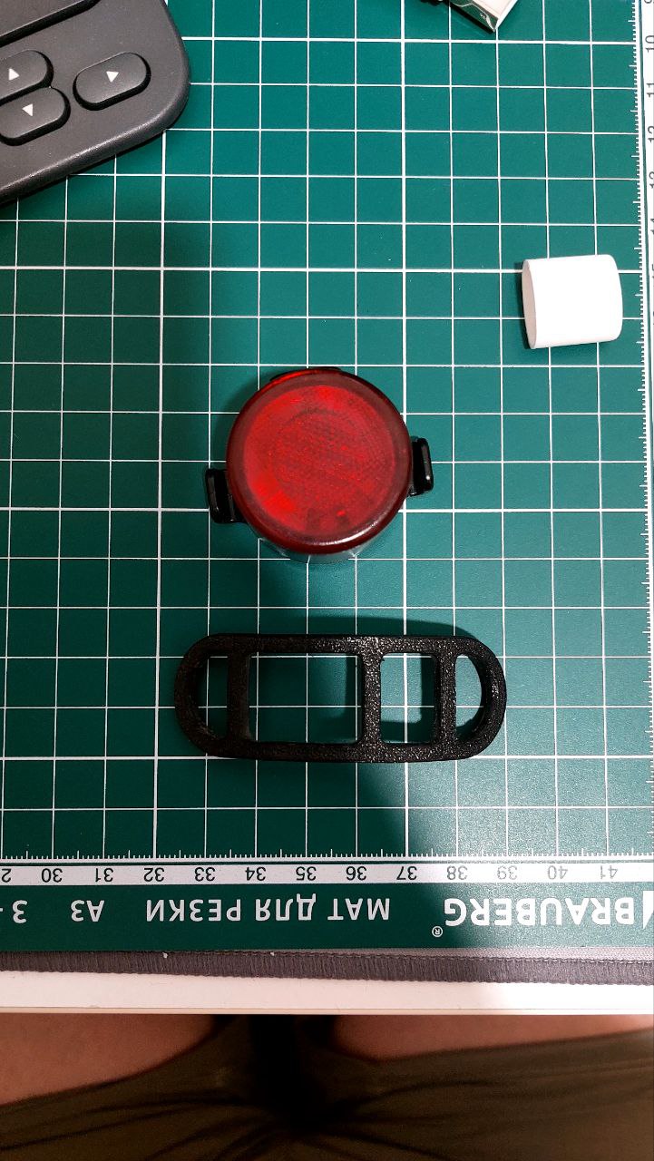 Rubber clamp for bicycle lamp