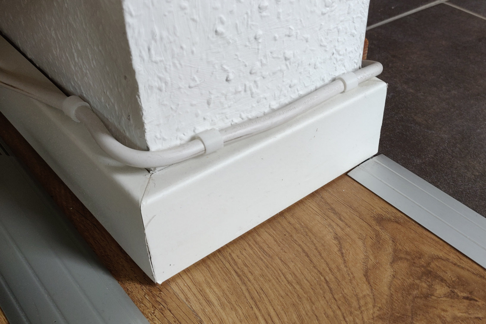 Cable clip for skirting board / Kabelschelle für Fußbodenleiste