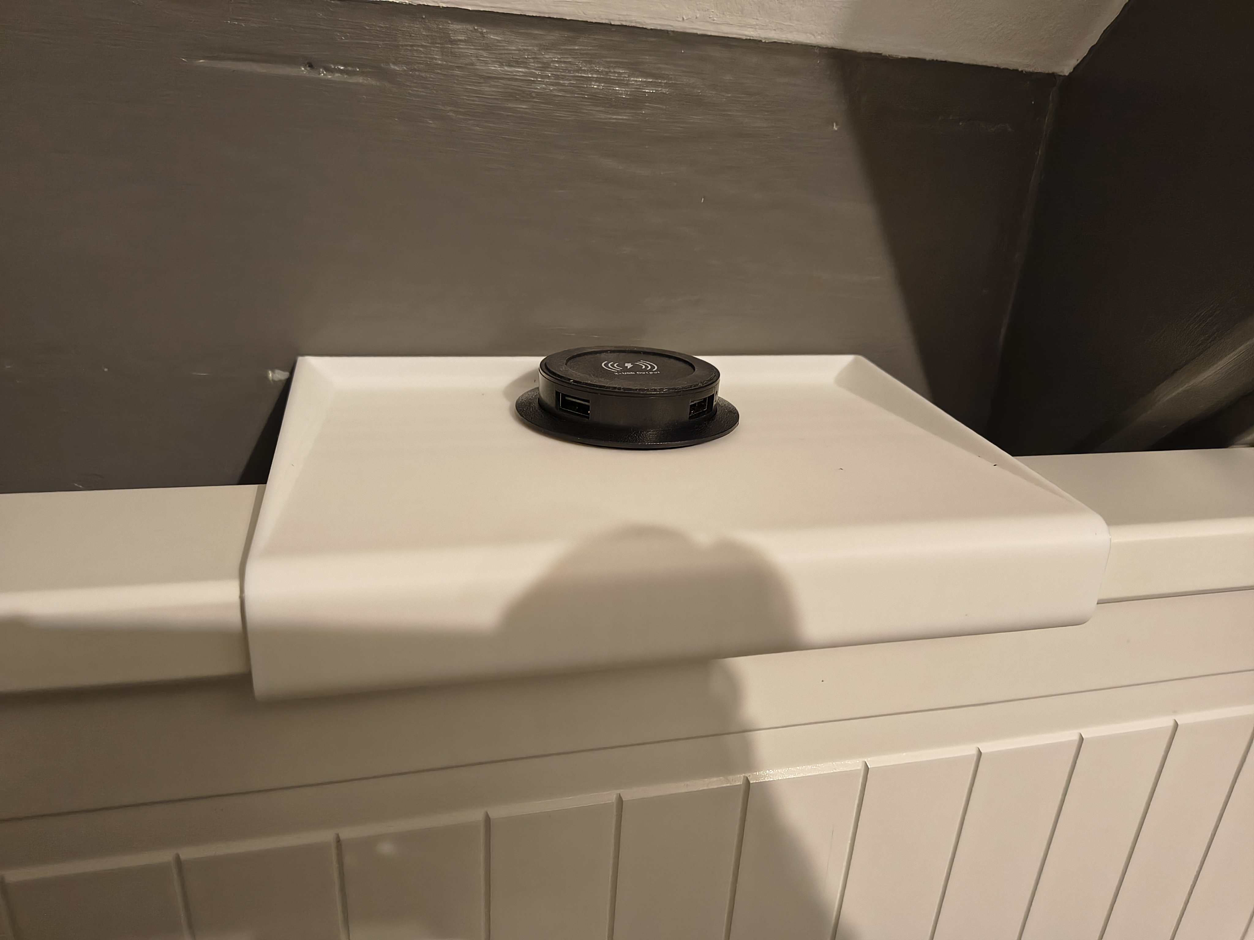 Ikea hemnes shelf with wireless charger - photo 3
